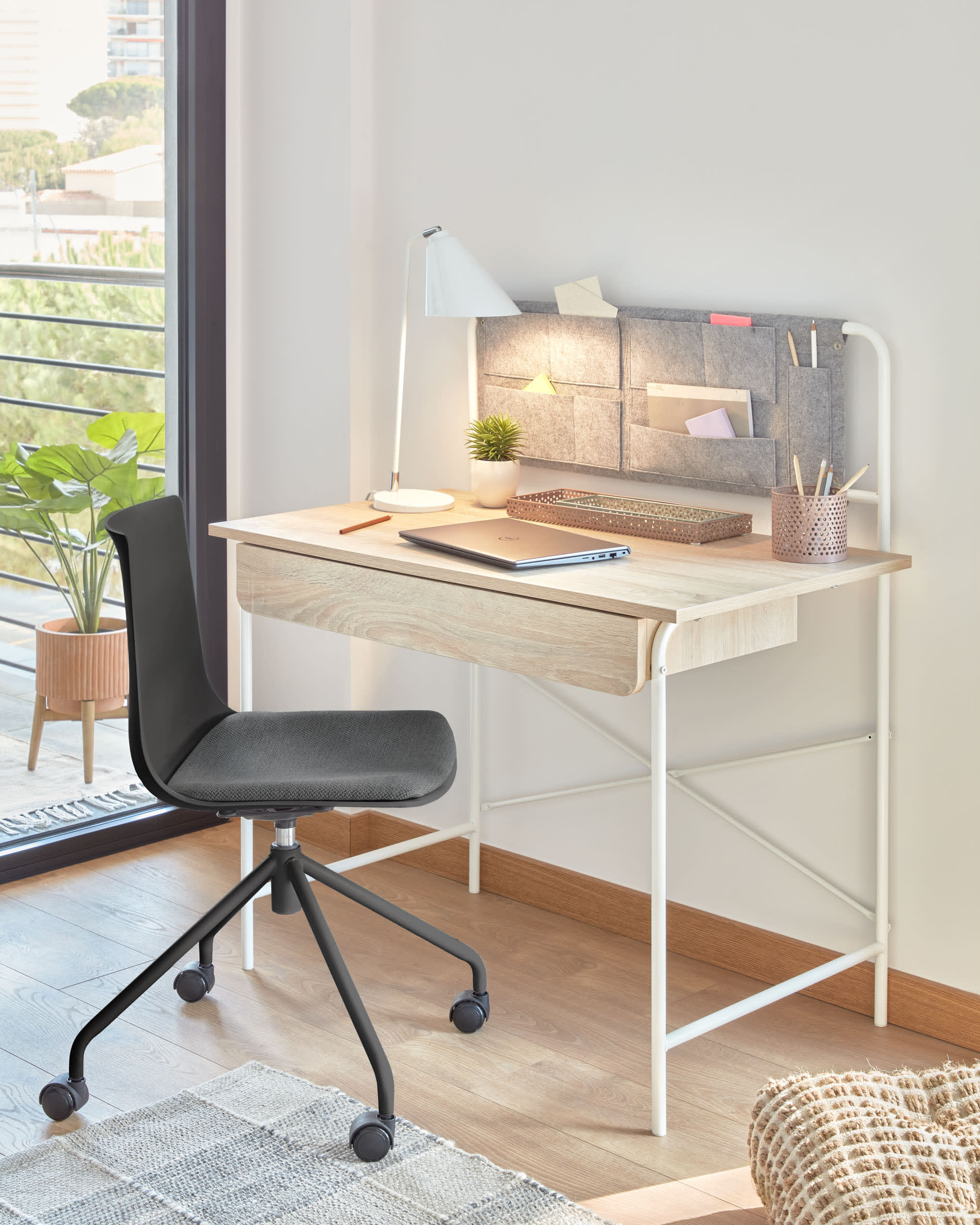 Die Tipir Tischlampe von Kave Home in elegantem Weiss bietet modernes Design und individuelle Lichtgestaltung für jeden Raum.