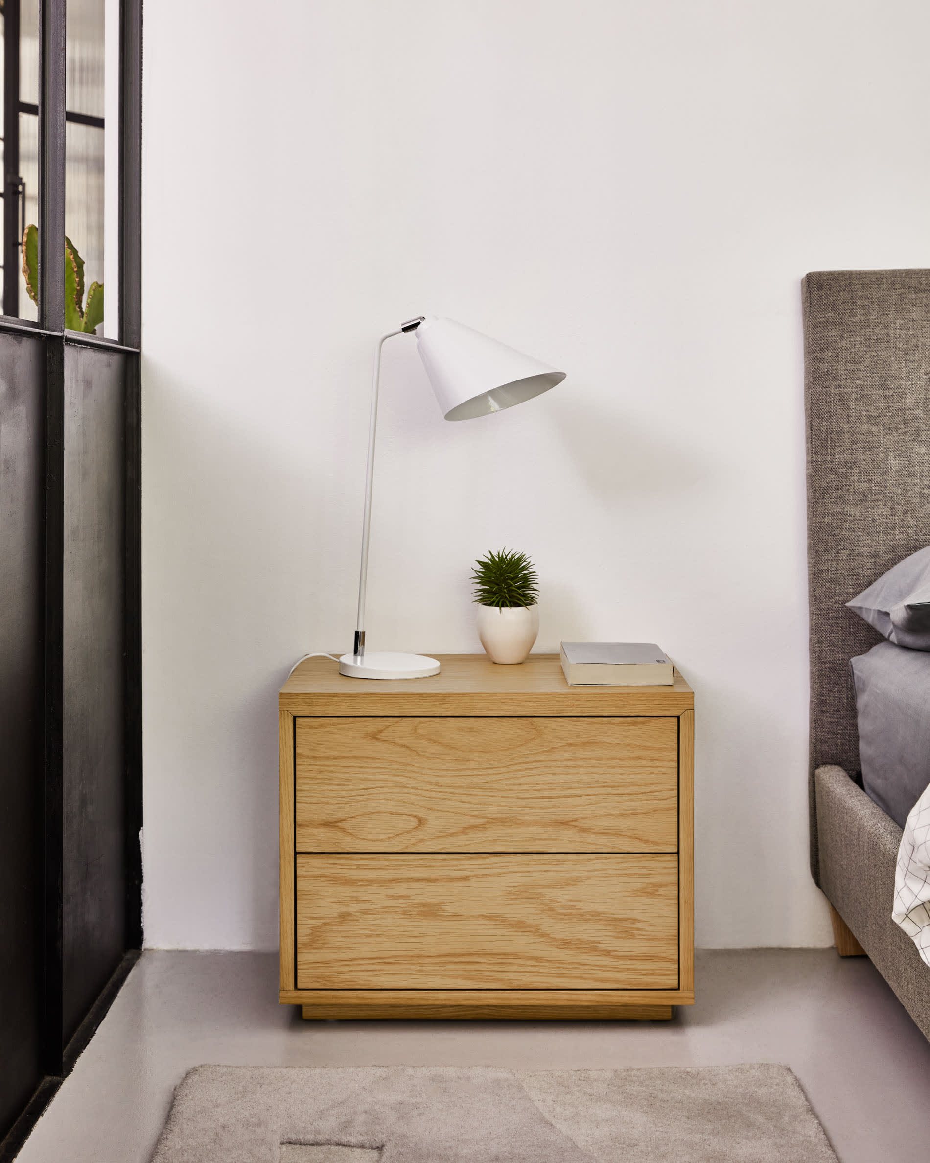 Die Tipir Tischlampe in Weiss von Kave Home vereint stilvolles Design mit flexibler Lichtanpassung, ideal für jedes Zuhause.