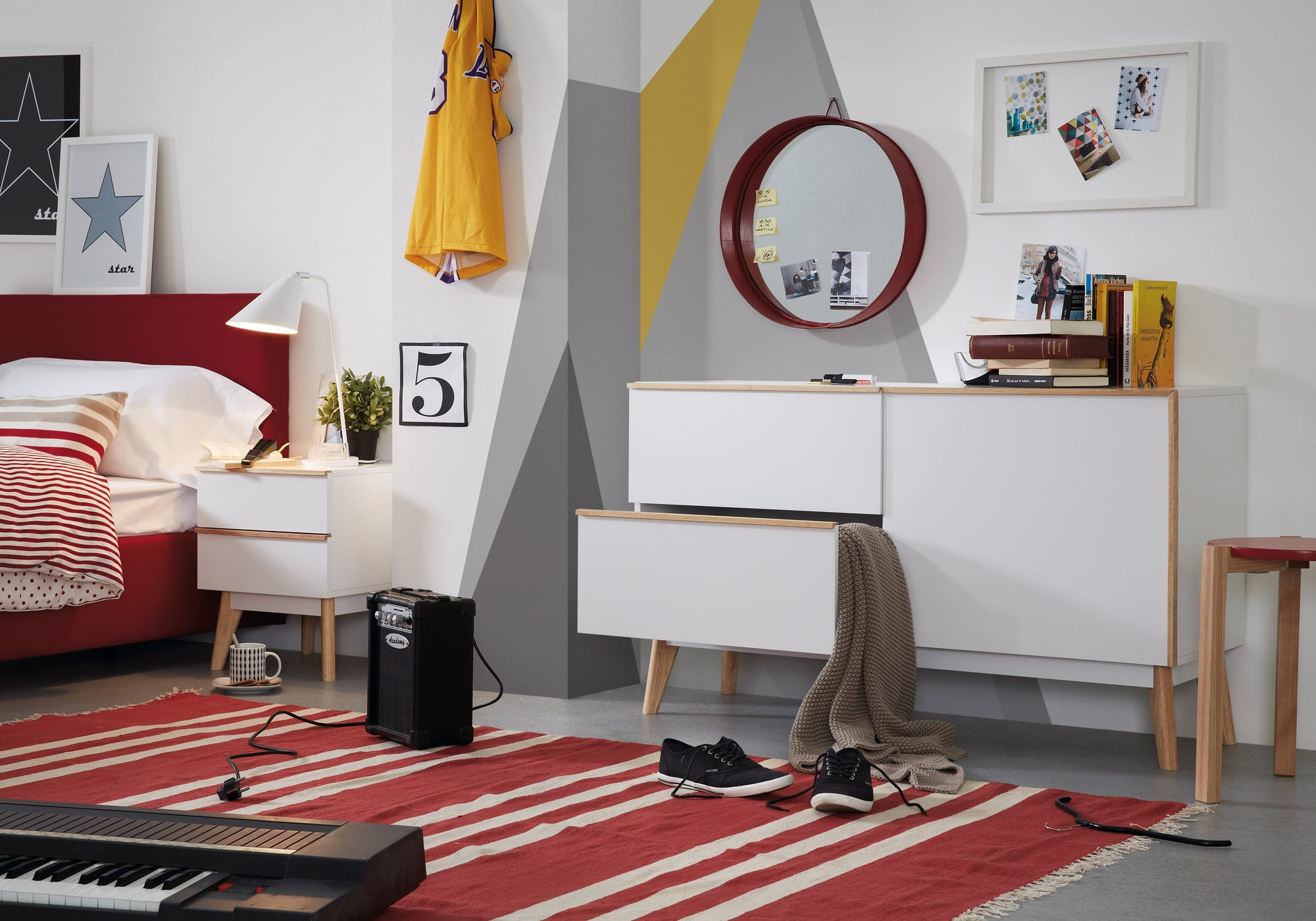 Die Tipir Tischlampe in Weiss von Kave Home kombiniert stilvolles Design mit praktischer Beleuchtung für ein modernes Ambiente.