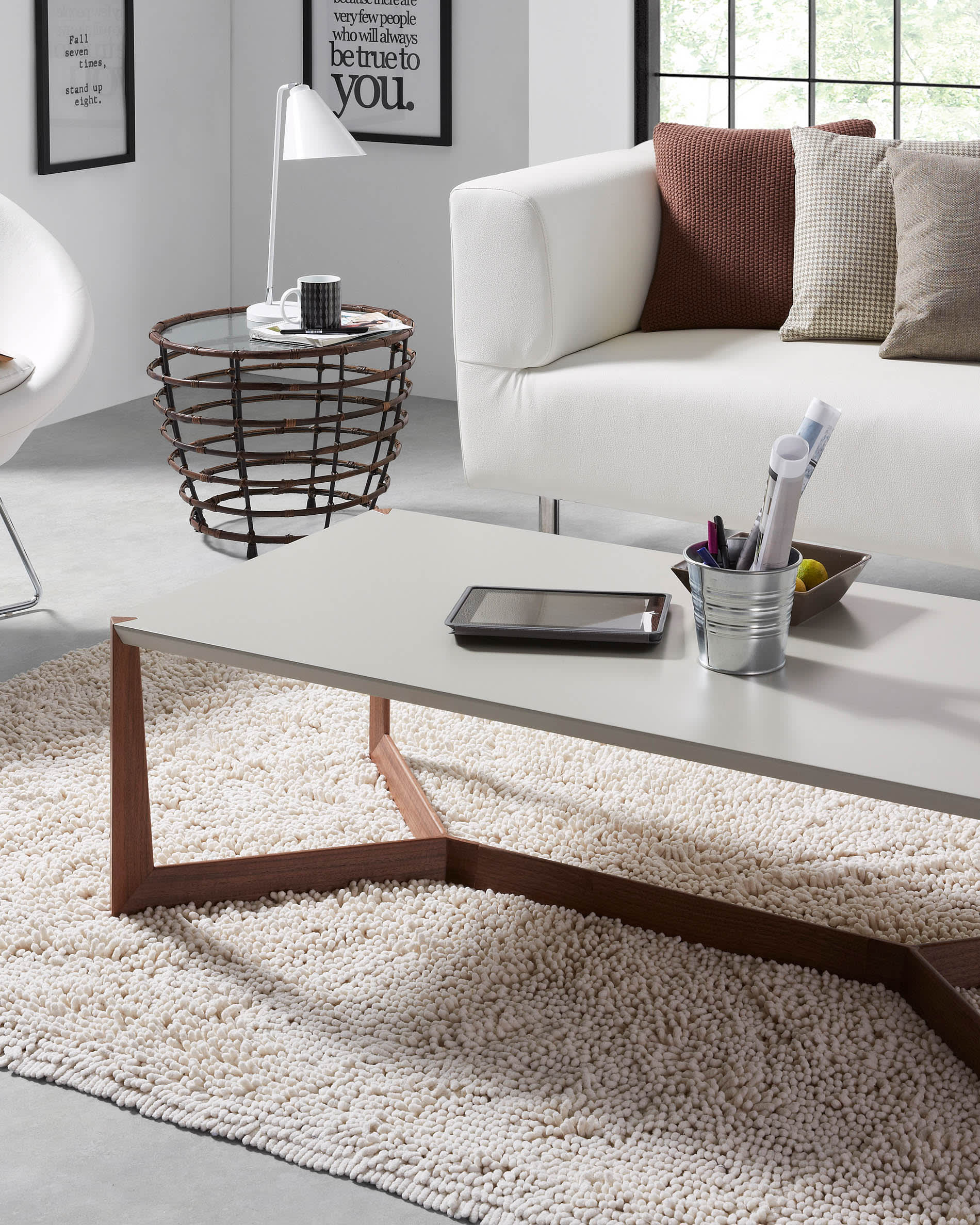 Die Tipir Tischlampe in Weiss von Kave Home vereint modernes Design mit Funktionalität und passt perfekt in jeden Raum.