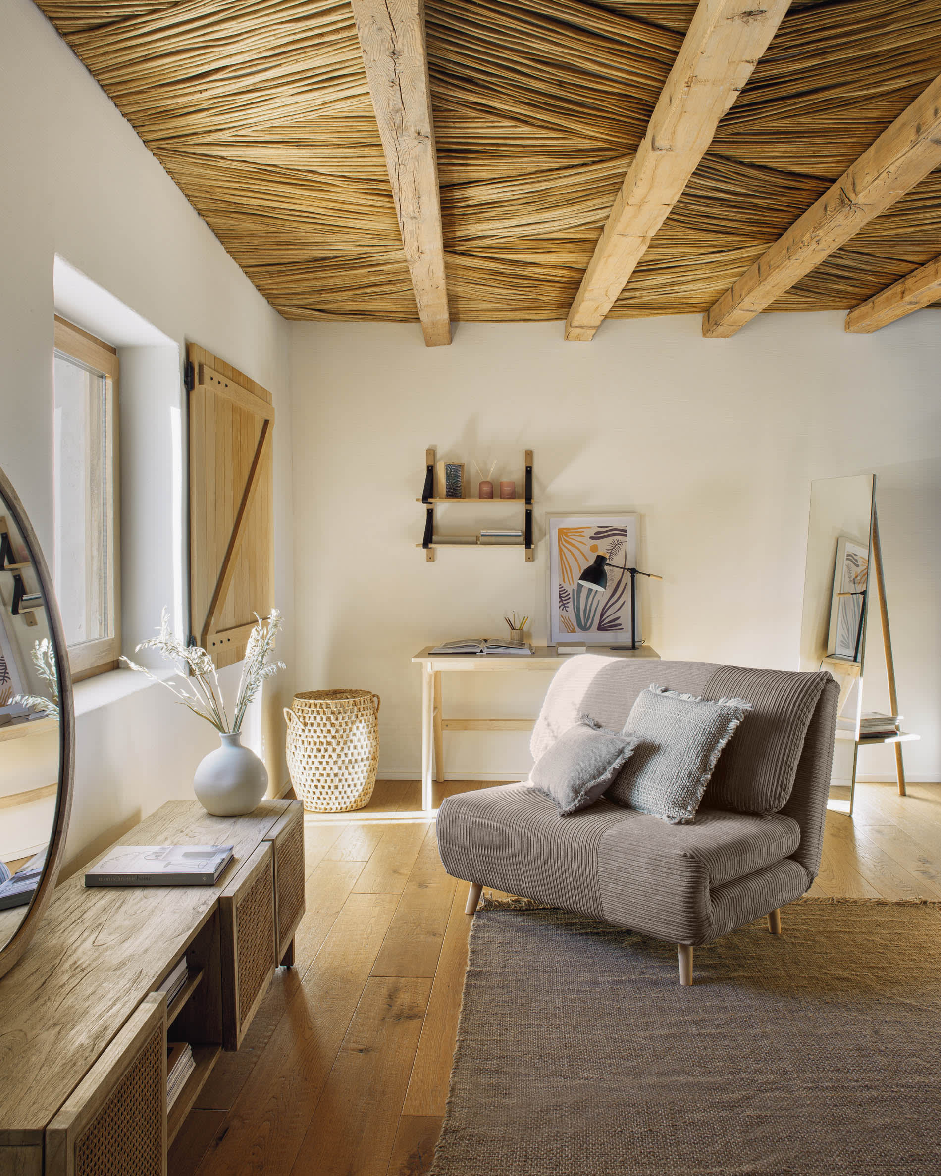 Die Tescarle Tischlampe von Kave Home vereint modernes Design mit Funktionalität. Ihr elegantes Schwarz und die flexible Ausrichtung machen sie ideal für jeden Raum.