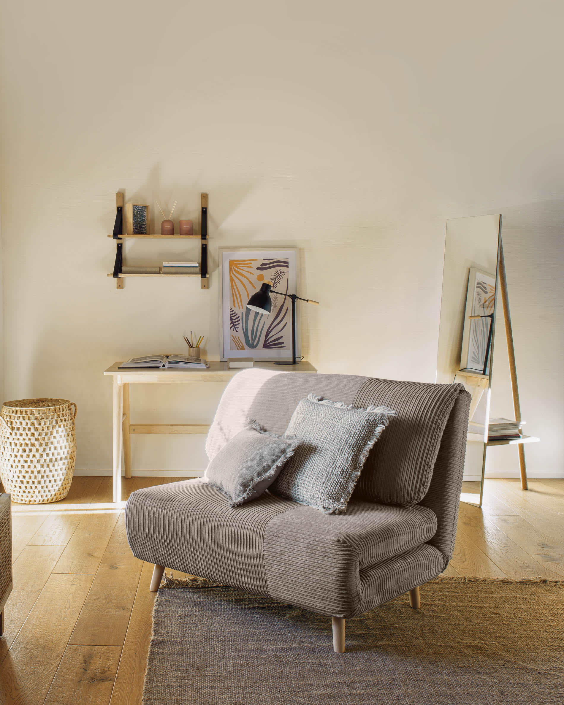 Die Tescarle Tischlampe von Kave Home besticht durch ihr zeitloses, schwarzes Design und hochwertige Materialien. Ideal für stilvolle Beleuchtung.