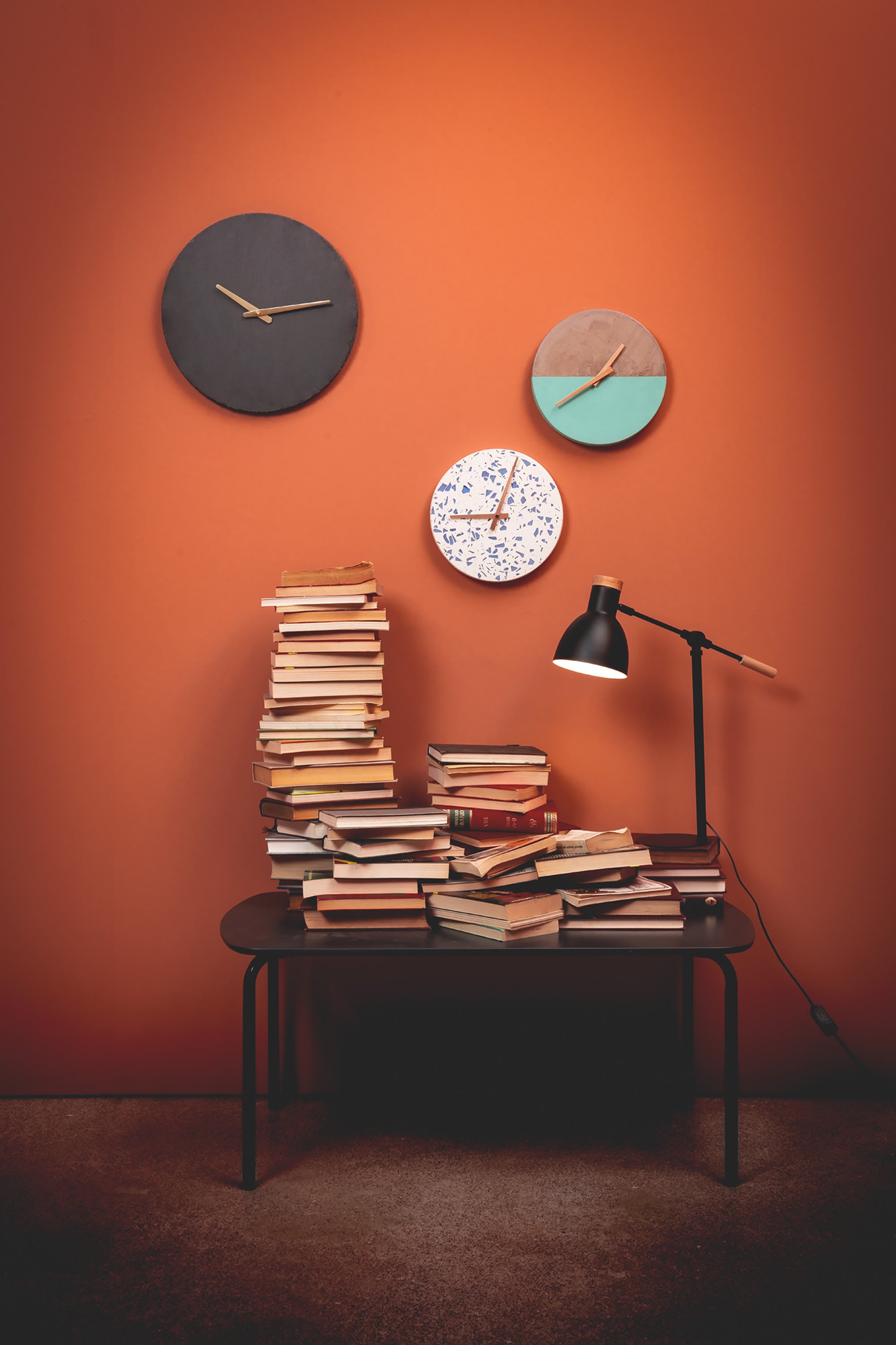 Elegante schwarze Tischlampe von Kave Home, modernes Design, ideal für stilvolle Beleuchtung in Wohn- oder Arbeitsbereichen.