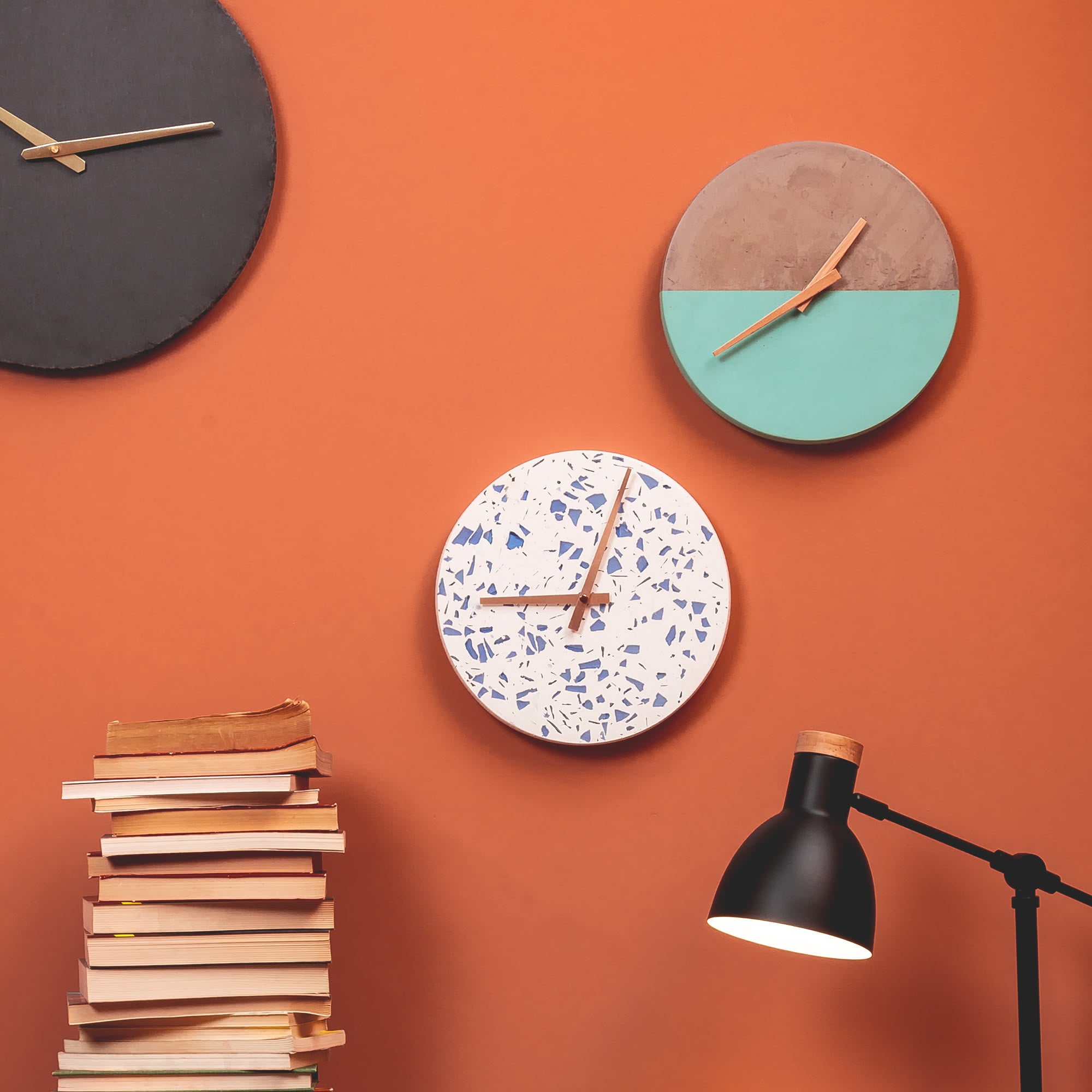 Moderne schwarze Tischlampe von Kave Home, stilvolles Design, perfekt für elegante Beleuchtung in Wohn- und Arbeitsräumen.