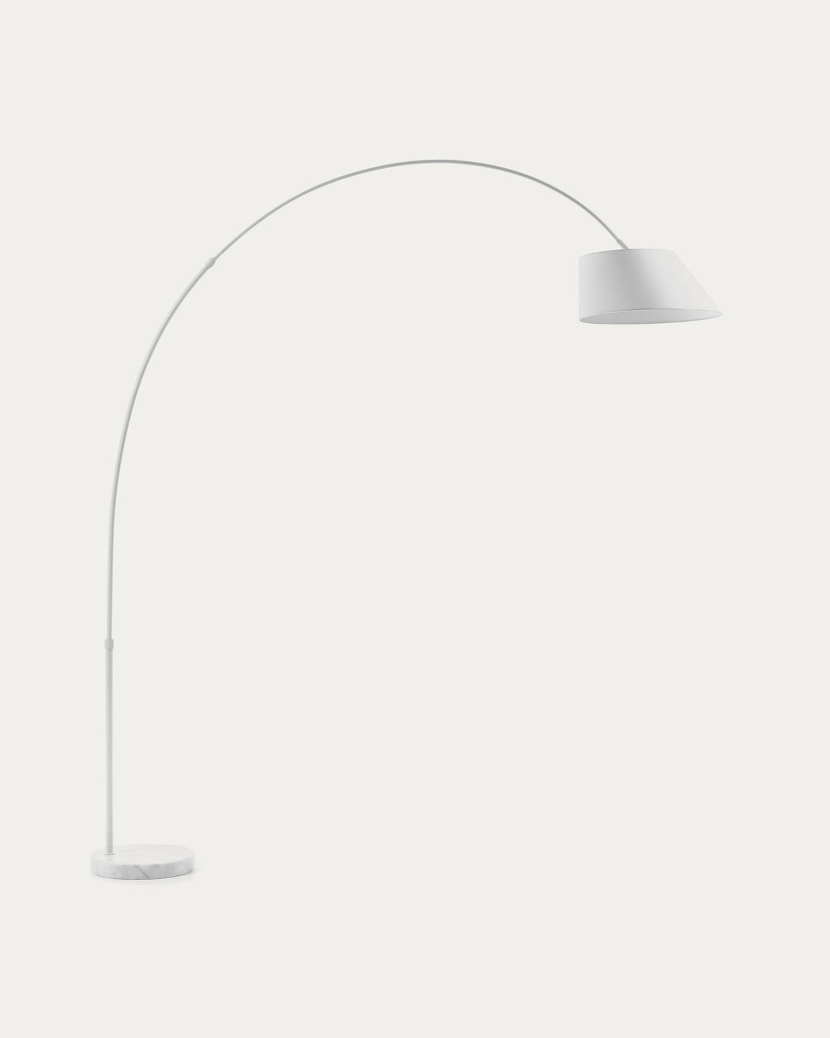 May Stehlampe, weiss in Weiss präsentiert im Onlineshop von KAQTU Design AG. Stehleuchte ist von Kave Home