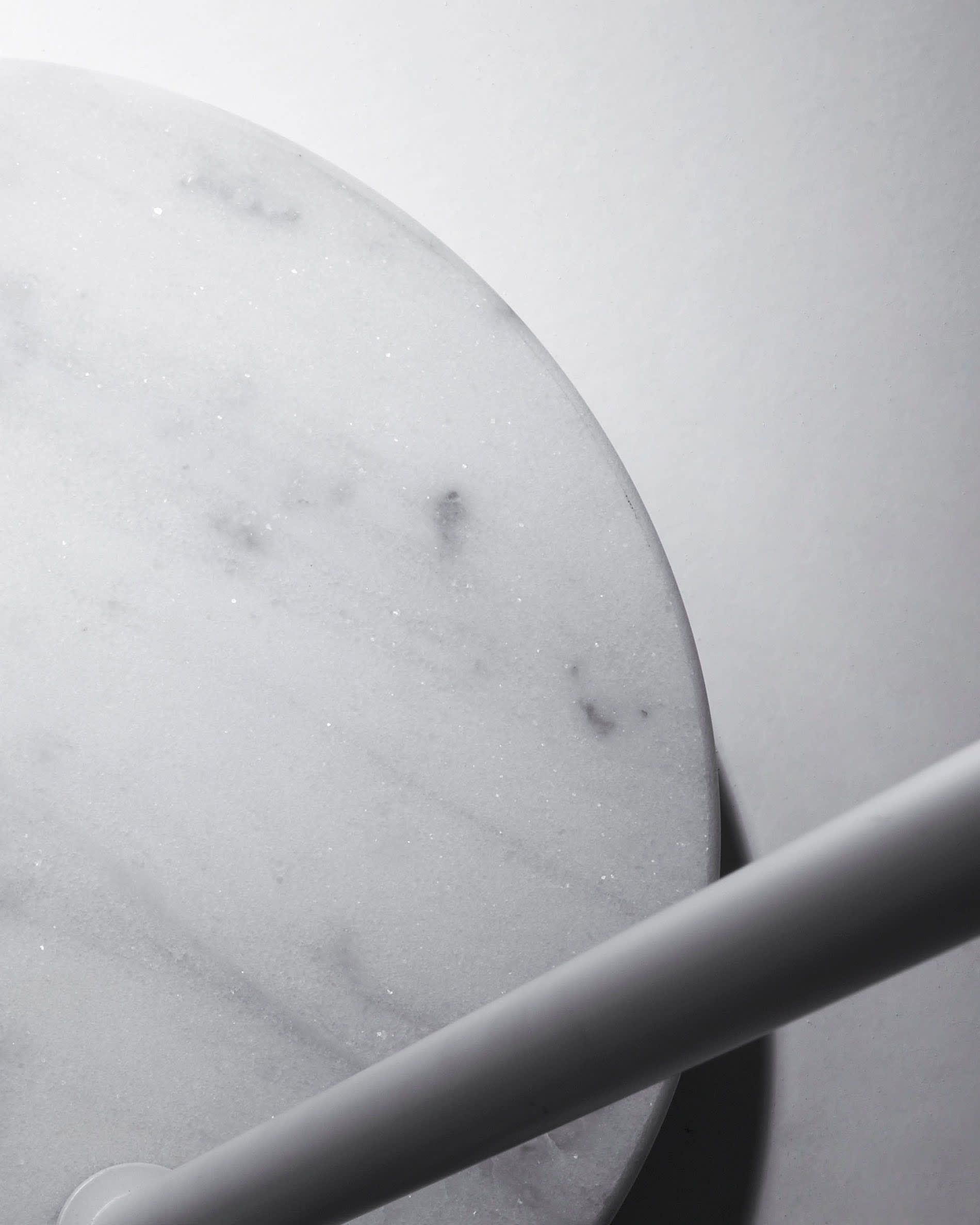 Die May Stehlampe in Weiß von Kave Home vereint elegantes Design und hochwertige Materialien, ideal für stilvolle Akzente in jedem Raum.