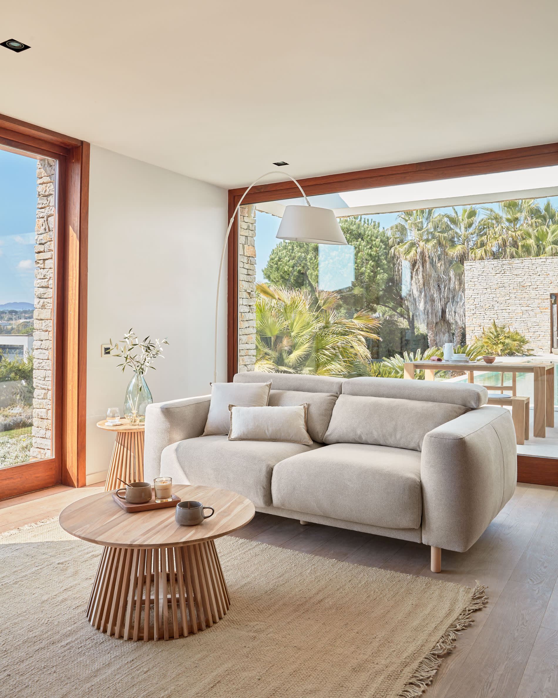 Die May Stehlampe in Weiss von Kave Home bietet modernes Design und praktische Beleuchtung für ein elegantes Wohnambiente.