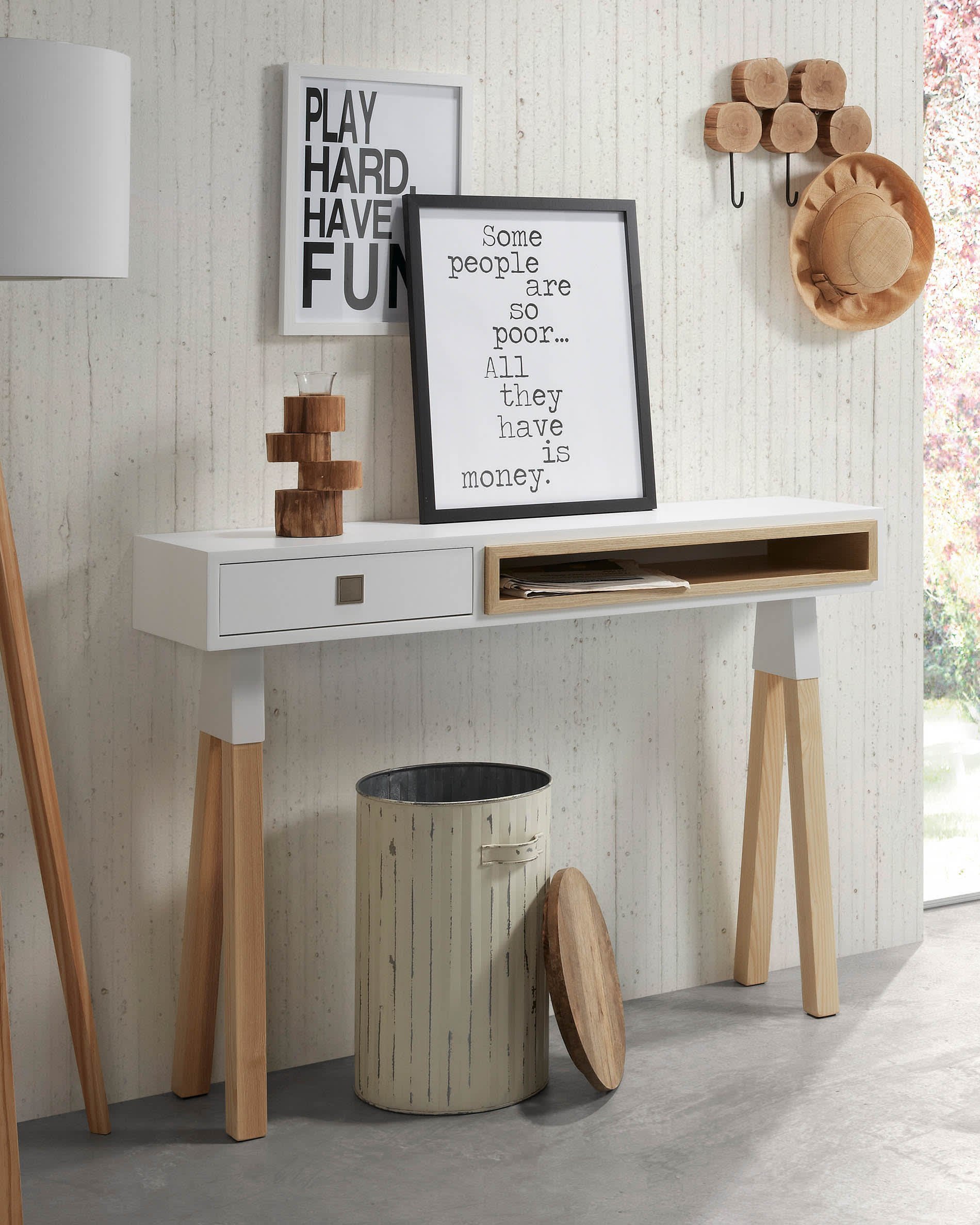 Die Iguazu Stehlampe von Kave Home kombiniert elegantes Holzdesign mit einem weissen Schirm für stilvolle Beleuchtung.