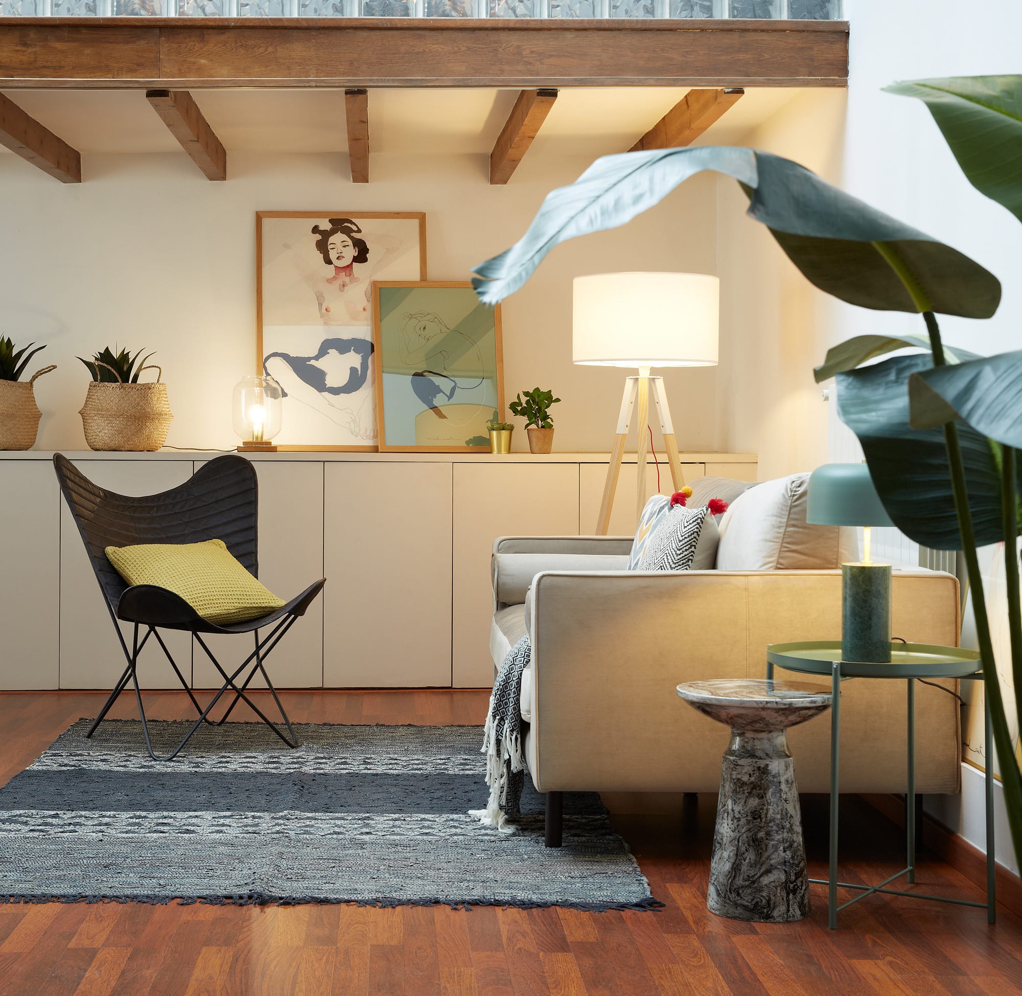 Die Iguazu Stehlampe von Kave Home vereint stilvolles Holz mit einem weissen Schirm und bringt modernes Flair in Ihr Zuhause.