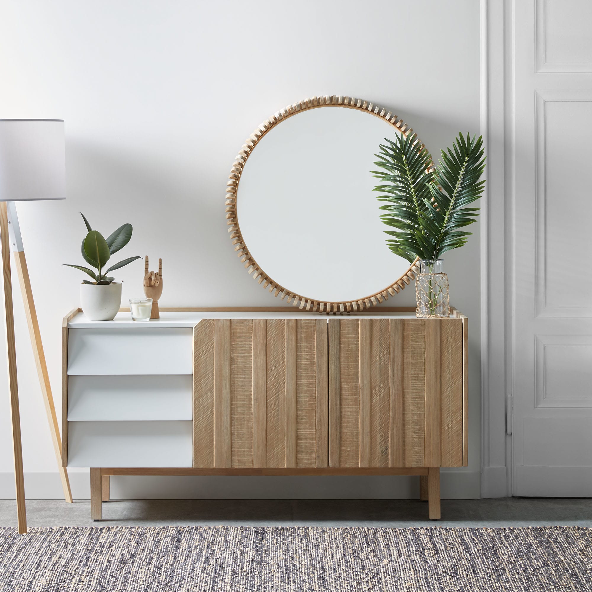 Die Iguazu Stehlampe von Kave Home kombiniert elegantes Holz mit einem weissen Lampenschirm für stilvolle Beleuchtung.