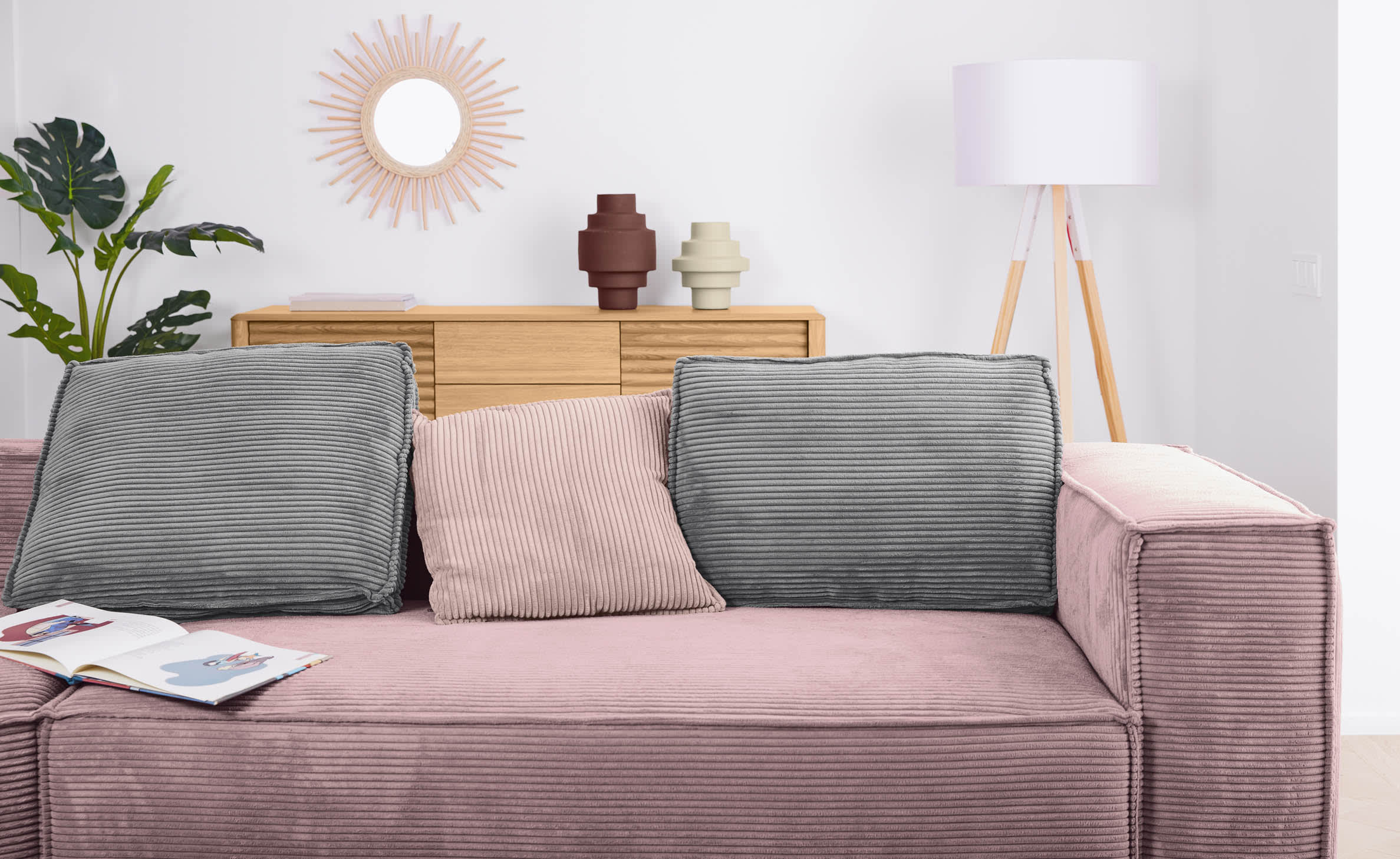 Die Iguazu Stehlampe von Kave Home vereint modernes Design mit Holz und einem weissen Schirm für eine warme Atmosphäre.