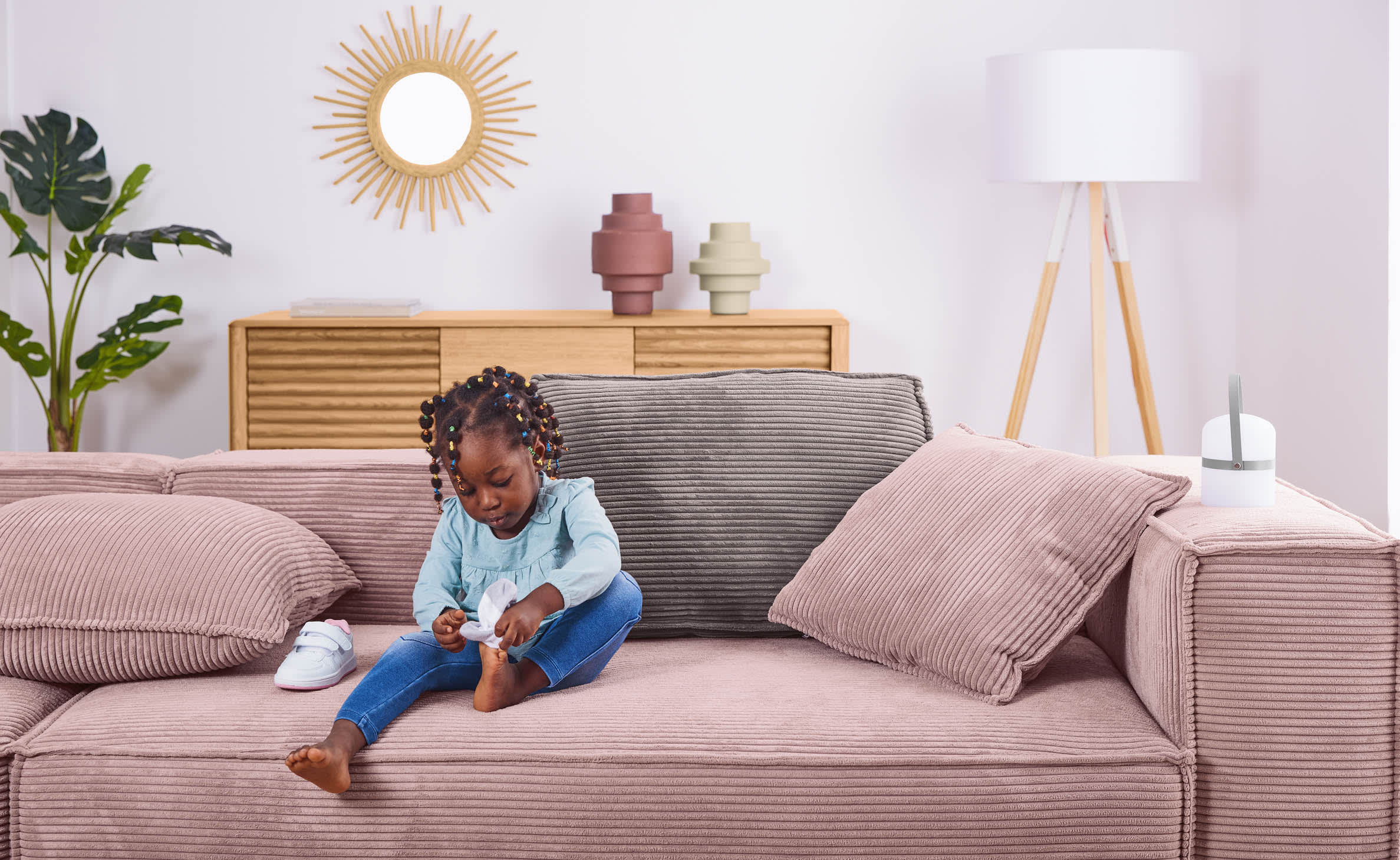 Die Iguazu Stehlampe von Kave Home kombiniert elegantes Holz mit einem weissen Schirm und schafft ein modernes, warmes Ambiente.