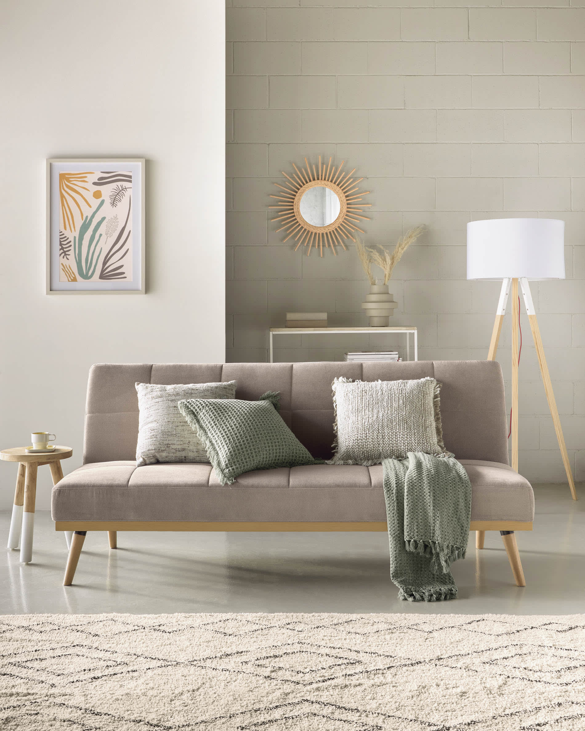 Die Iguazu Stehlampe von Kave Home kombiniert stilvolles Holz mit einem weissen Schirm und schafft ein modernes, elegantes Ambiente.