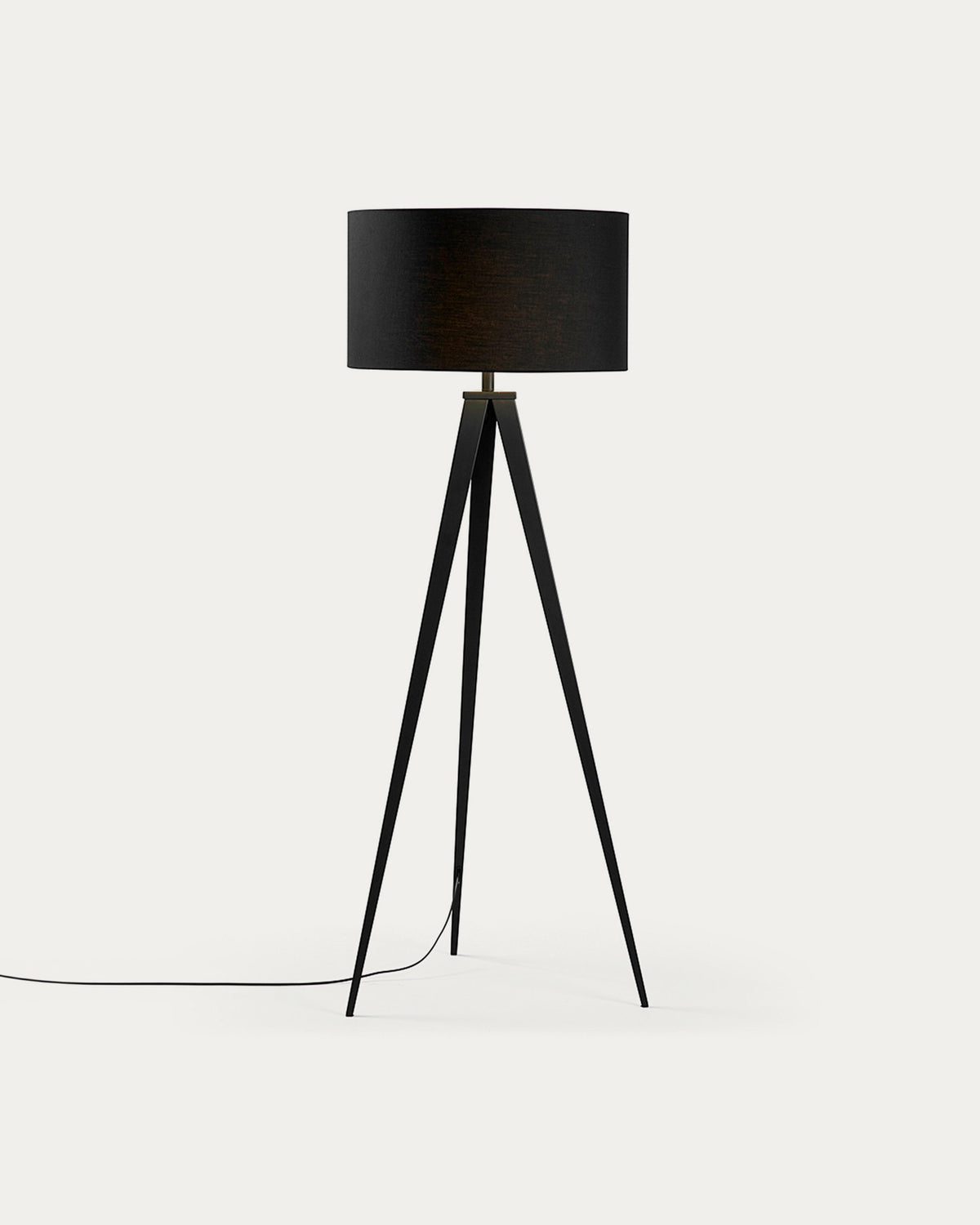 Iguazu Stehlampe, schwarz in Schwarz präsentiert im Onlineshop von KAQTU Design AG. Stehleuchte ist von Kave Home