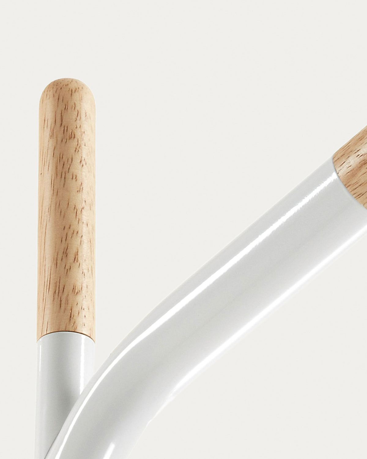 Nerb Garderobe 175 cm in Weiss, Braun präsentiert im Onlineshop von KAQTU Design AG. Garderobe ist von Kave Home