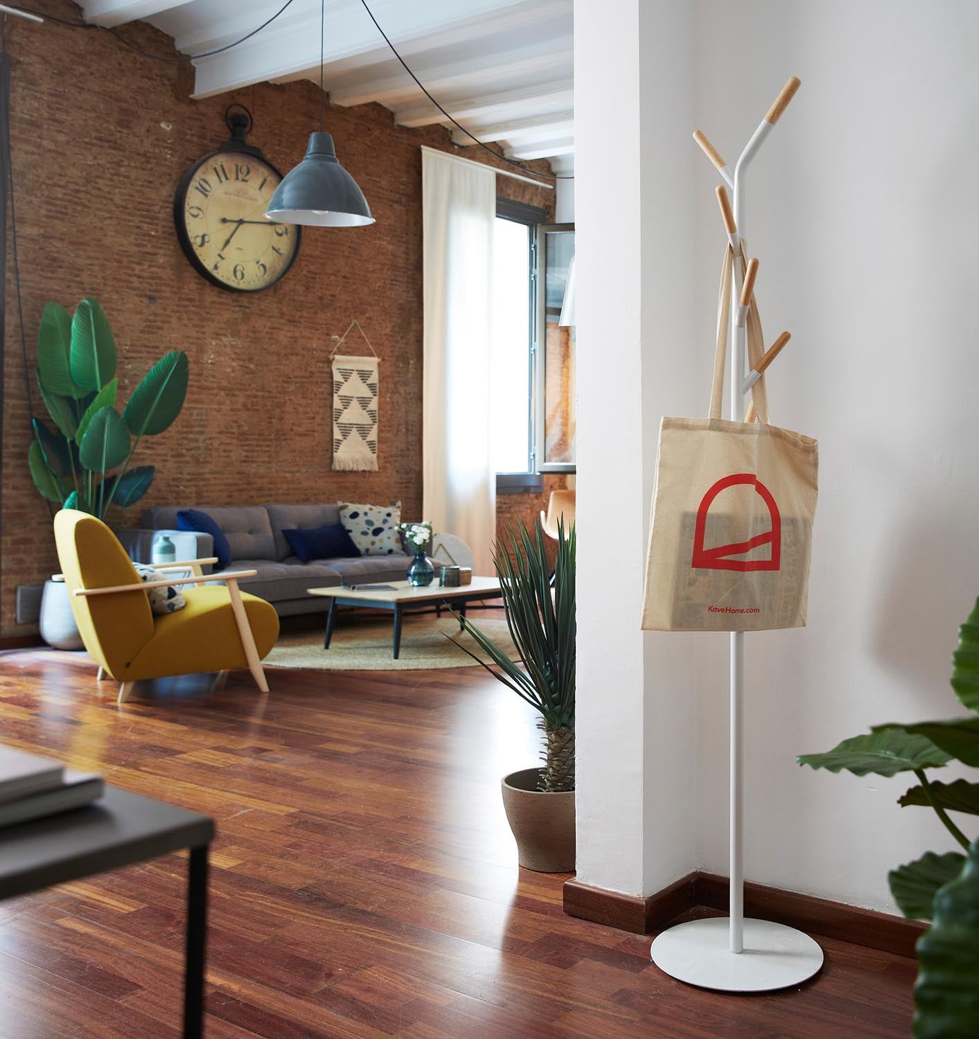 Moderne Nerb Garderobe 175 cm von Kave Home für stilvolle Ordnung.