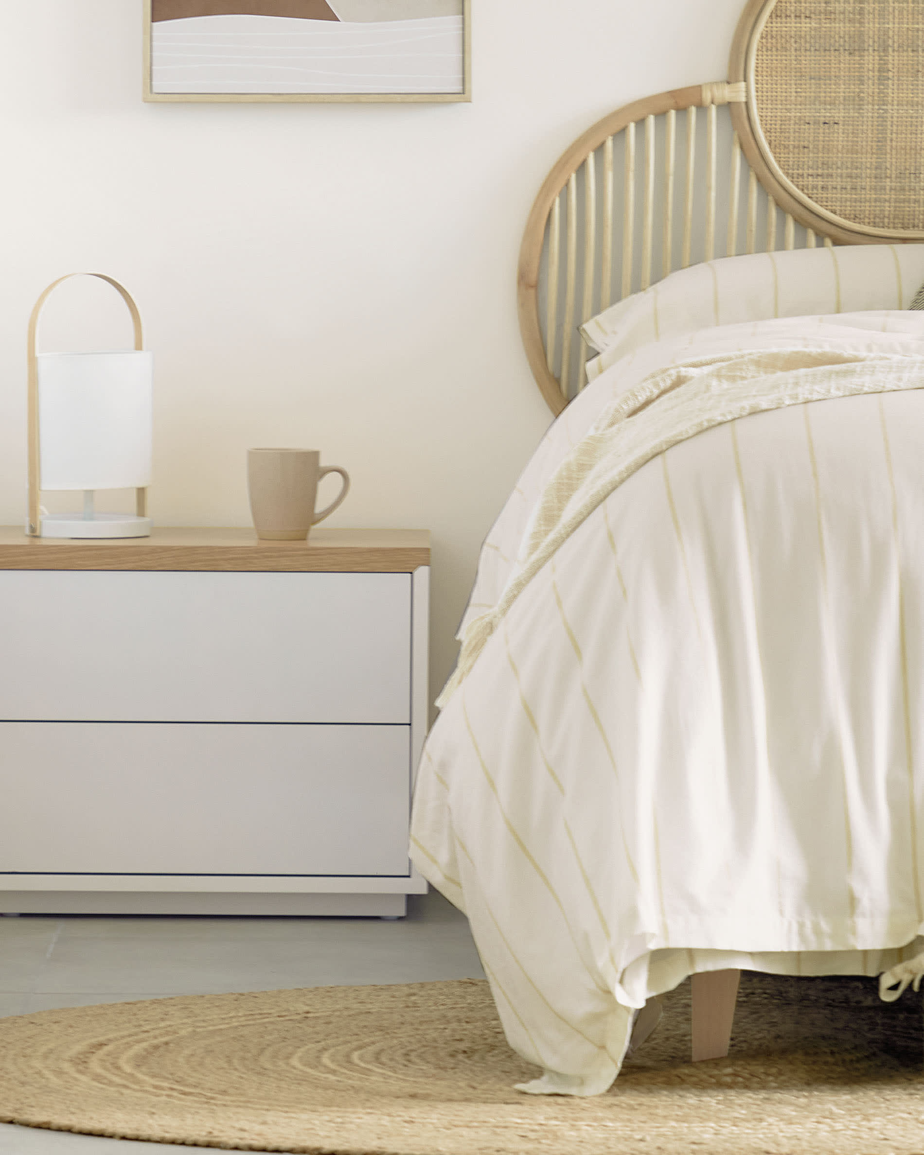 Die Zayma Tischlampe von Kave Home bietet zeitlose Eleganz und vielseitige Einsatzmöglichkeiten, perfekt für stilvolle Akzente in jedem Raum.