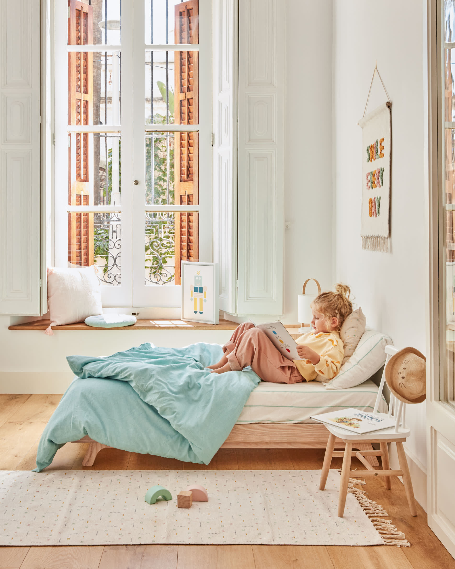 Die Zayma Tischlampe von Kave Home vereint elegantes Design und Funktionalität, ideal für jeden Raum und jede Einrichtung.