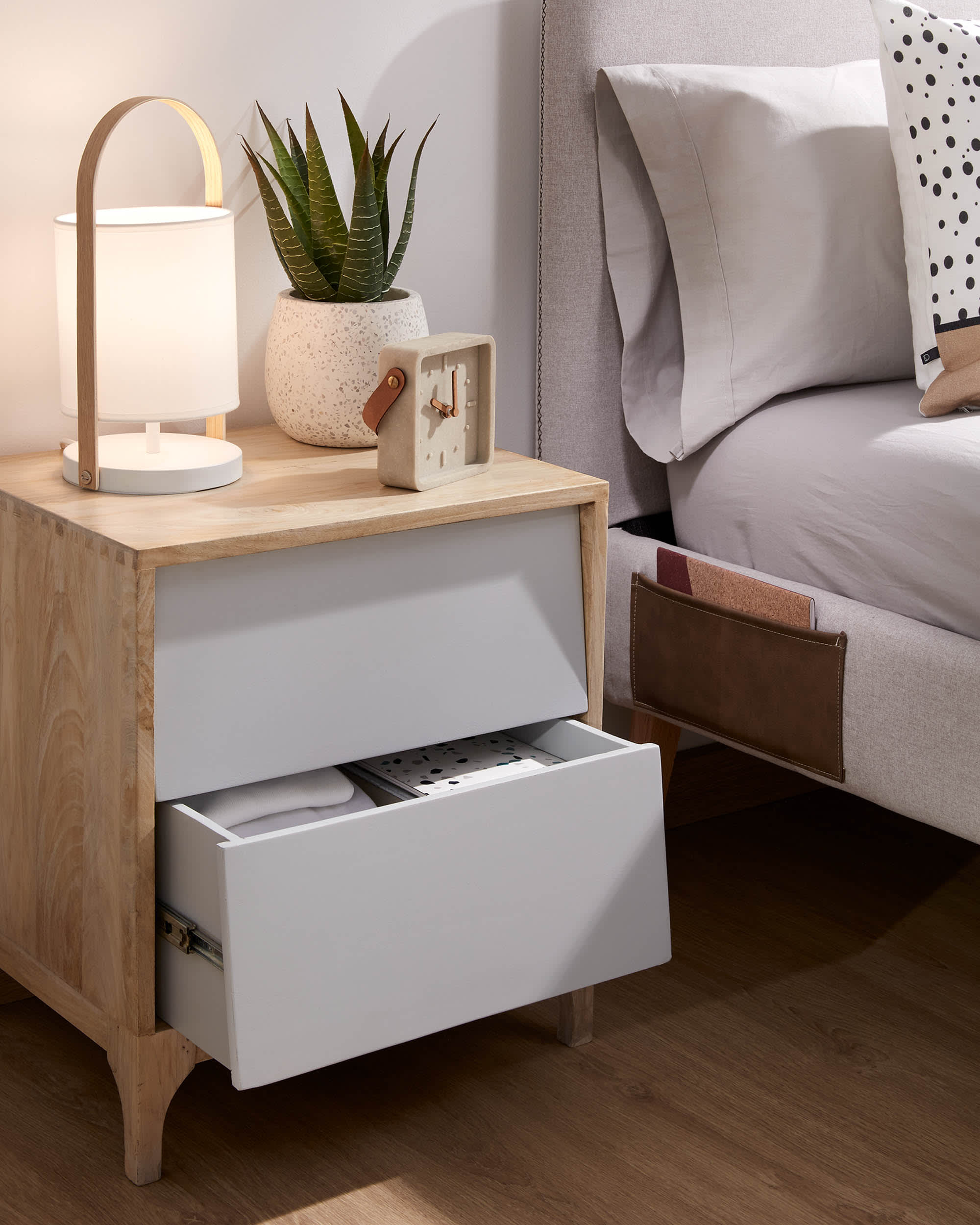 Die Zayma Tischlampe von Kave Home in Weiss kombiniert modernes Design mit Funktionalität für stilvolle Beleuchtung.