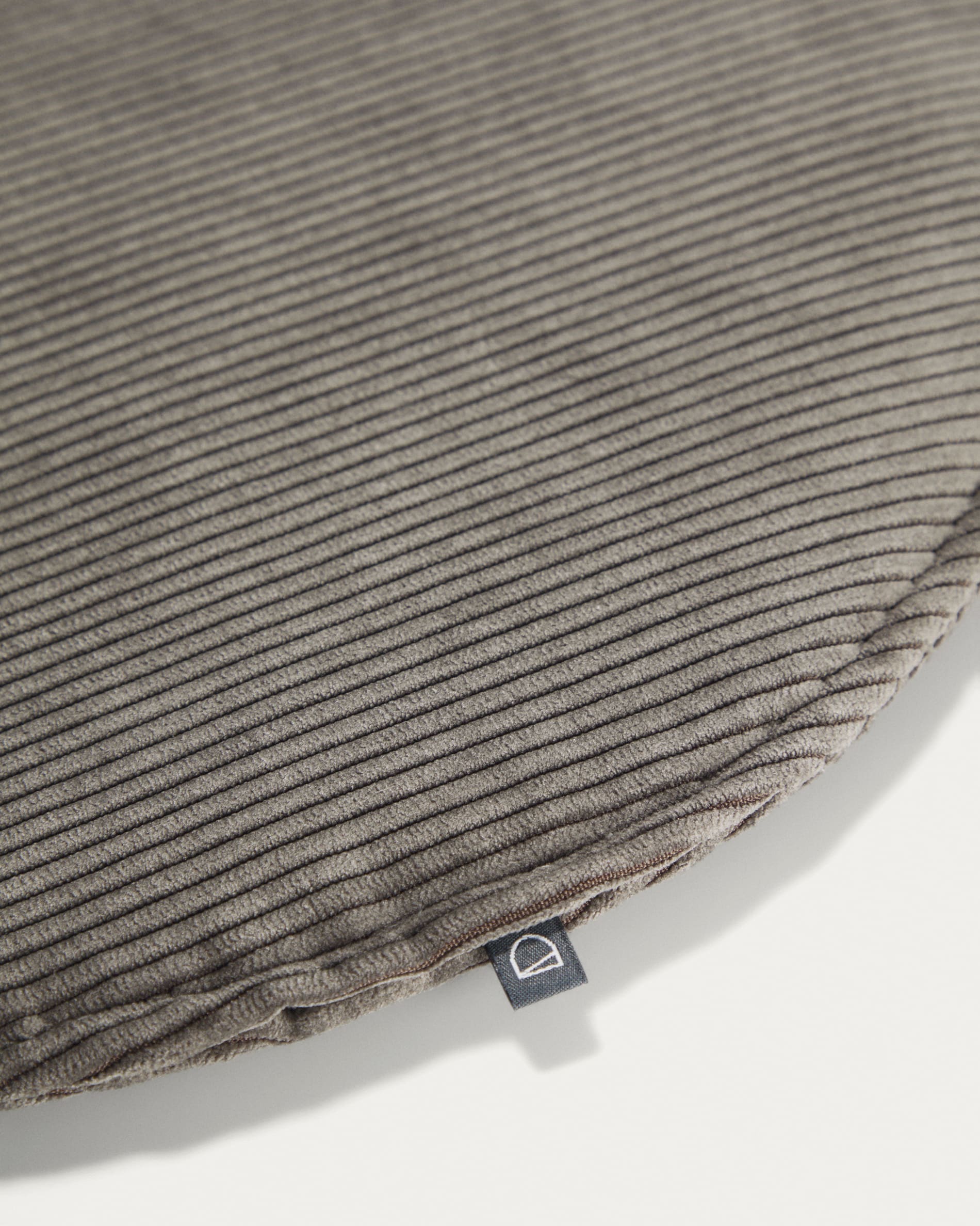 Entdecken Sie das Sora Sitzkissen von Kave Home: Rund, grau, Ø 35 cm, aus hochwertigem Cord. Perfekt für stilvolle Akzente und optimalen Sitzkomfort.