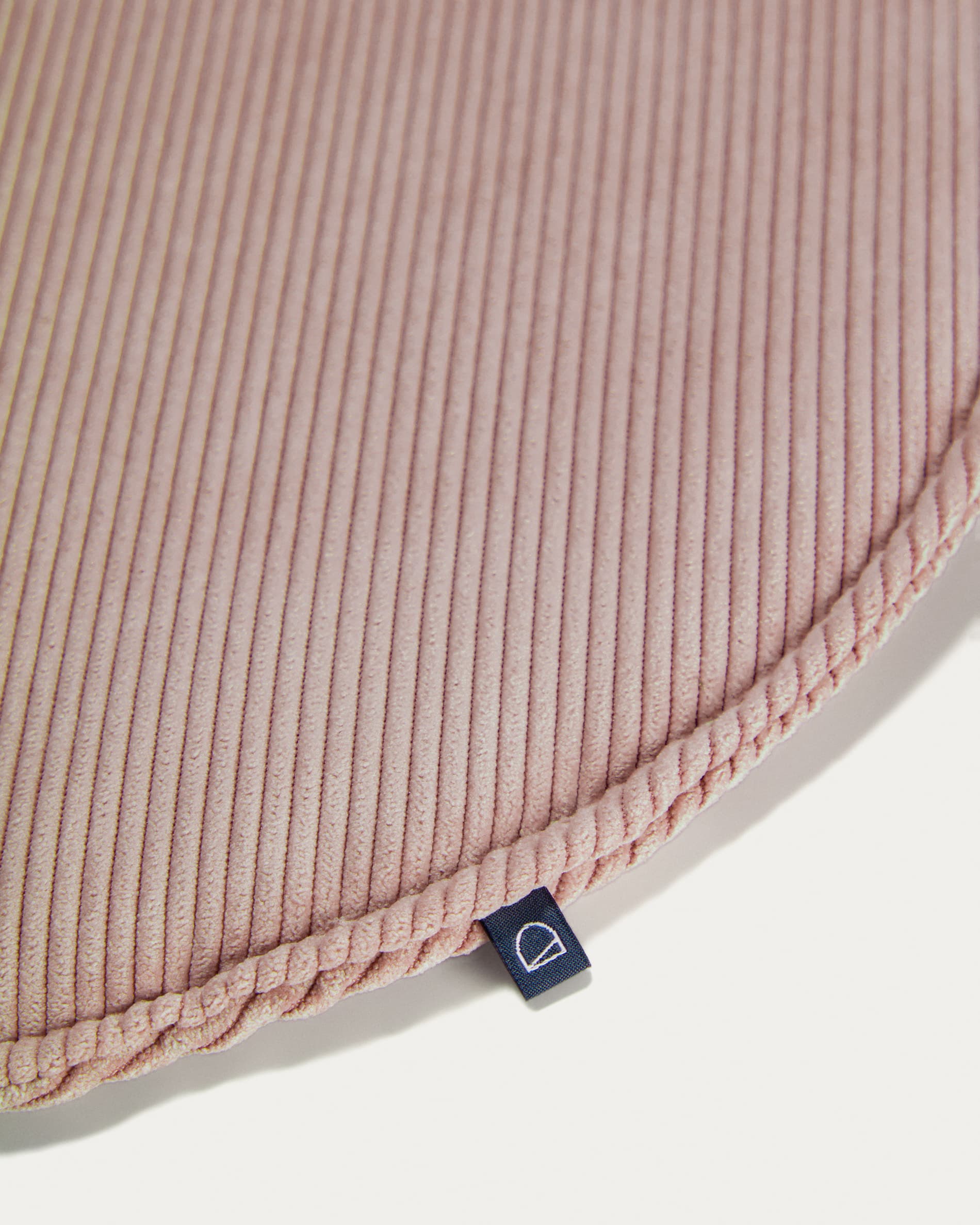 Rundes Sora Sitzkissen von Kave Home in sanftem Rosa, Ø 35 cm, bietet stilvollen Komfort und passt perfekt in jedes Zuhause.