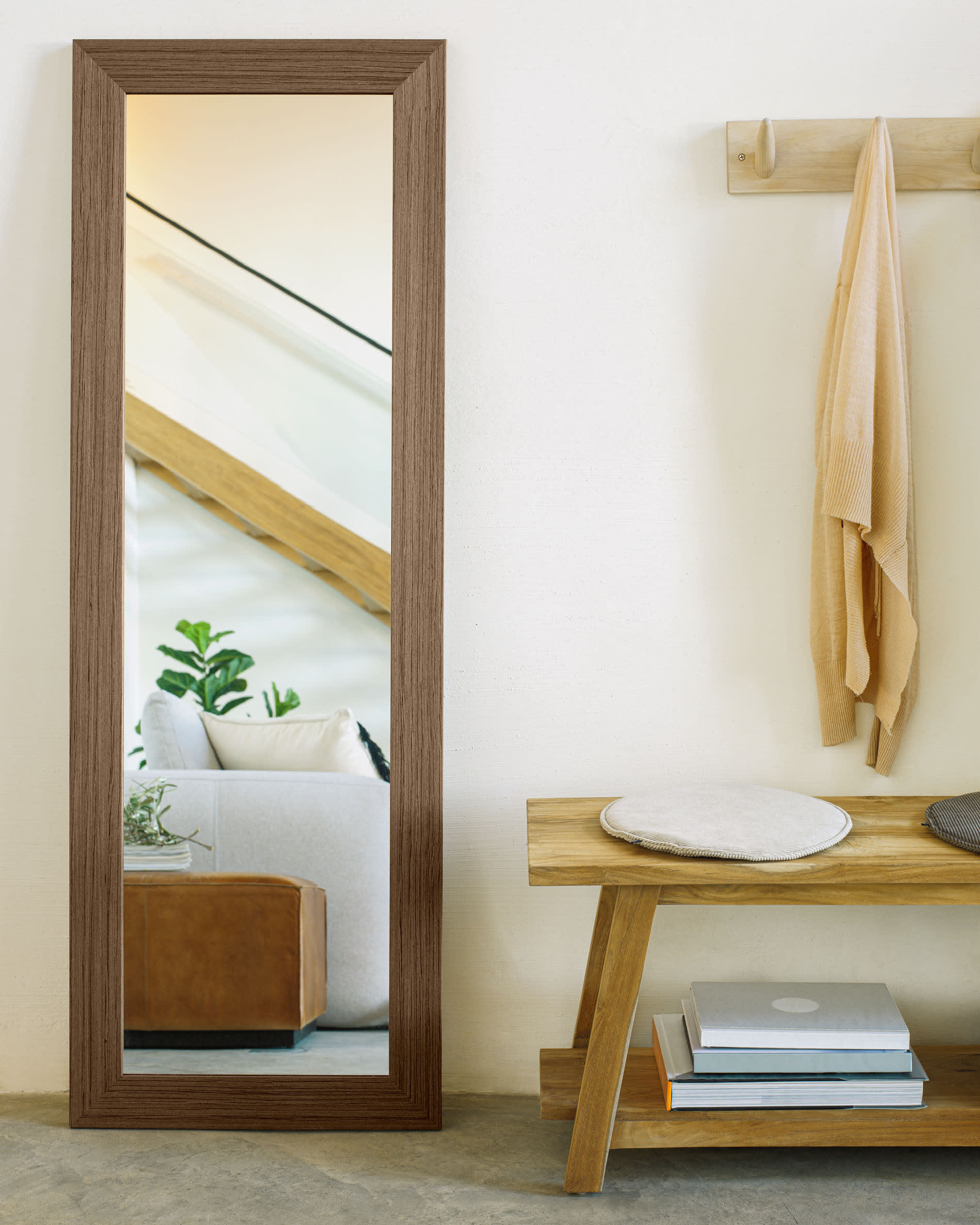 Das runde Sora Sitzkissen (Ø 35 cm) in Taupe aus Cord von Kave Home vereint Komfort und Stil für moderne Wohnräume.