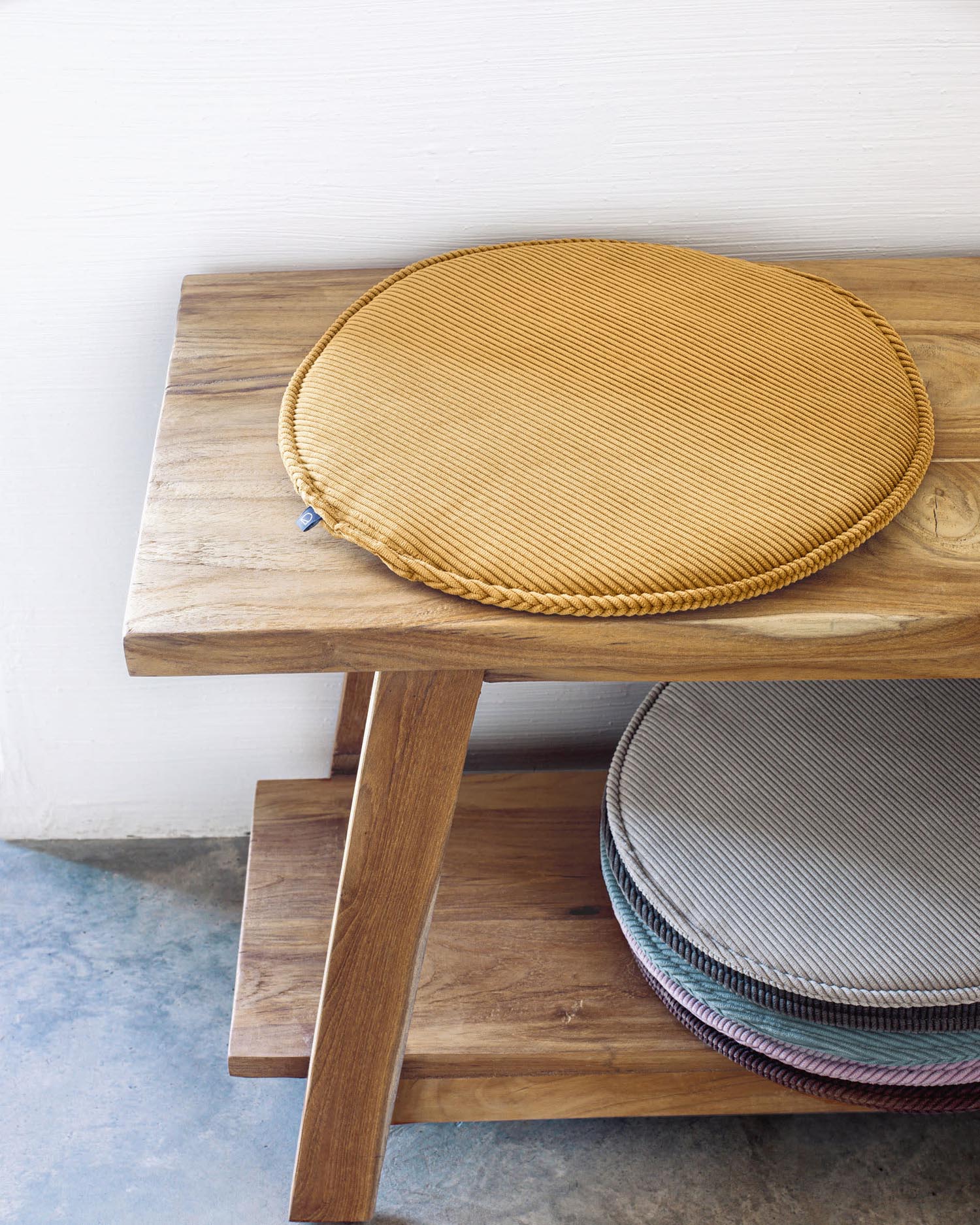 Rundes Sitzkissen Sora aus weichem Cord in Senfgelb, Ø 35 cm, von Kave Home – stilvoll und bequem für jeden Raum.