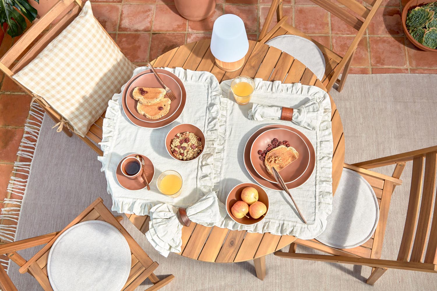 Beige Silke Kissen von Kave Home: Hochwertig, pflegeleicht und stilvoll. Perfekt für jeden Raum und harmoniert mit Ihrer Einrichtung.