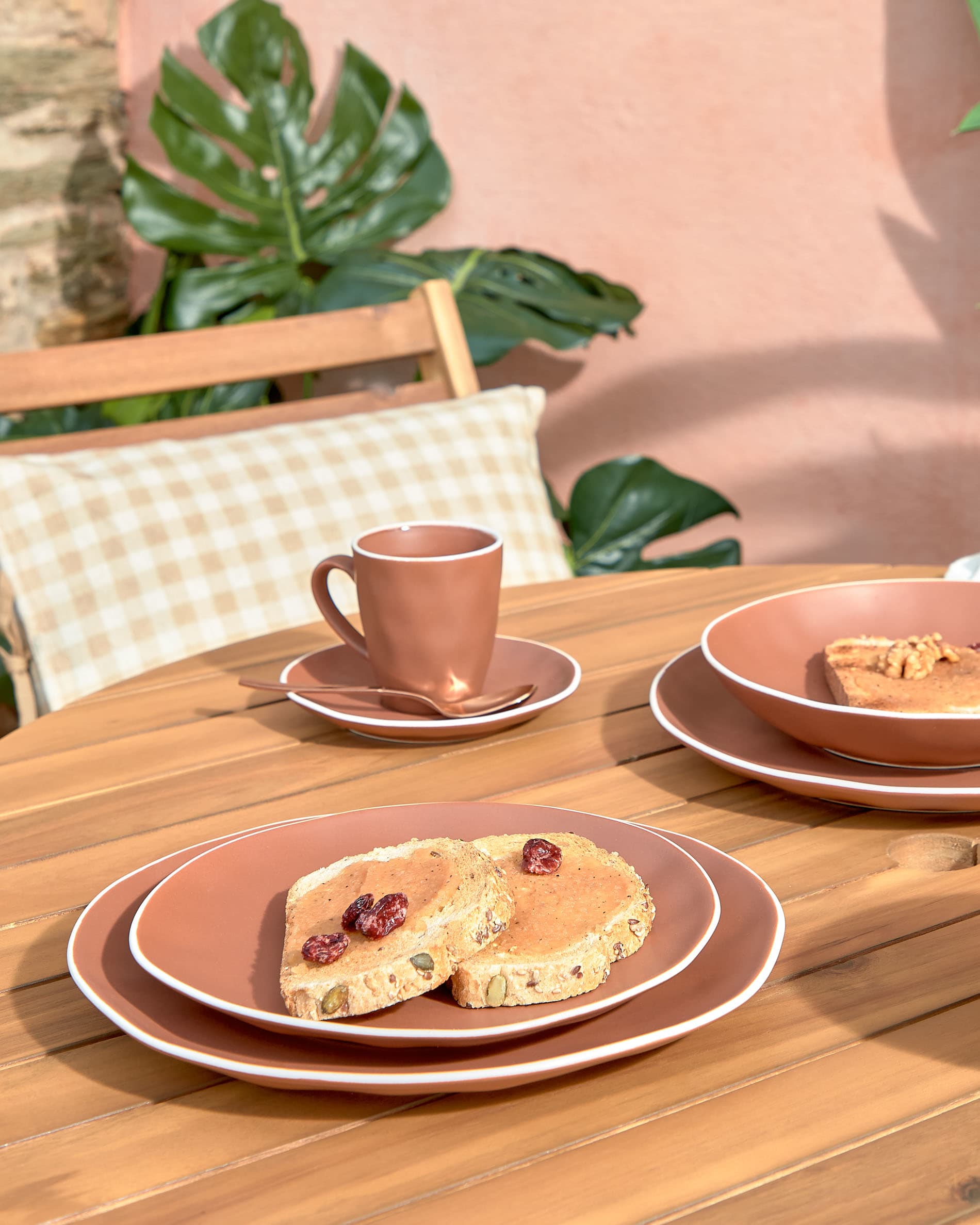 Verleihen Sie Ihrem Raum mit dem stilvollen Silke Kissen in Beige von Kave Home eine elegante Note – pflegeleicht und formstabil!