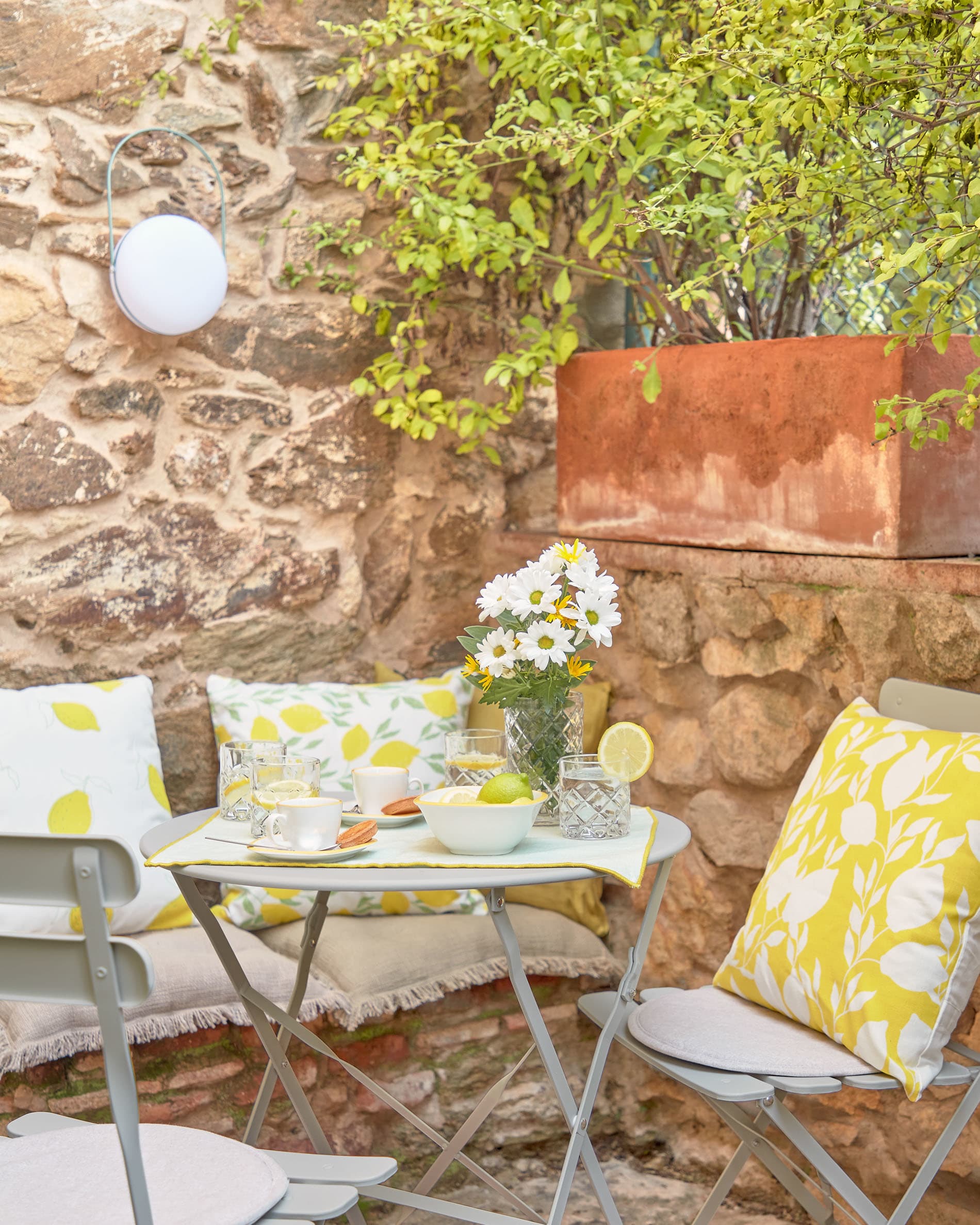 Entdecken Sie das elegante Silke Kissen in Beige von Kave Home – ein stilvolles, pflegeleichtes Accessoire für Ihr Zuhause!