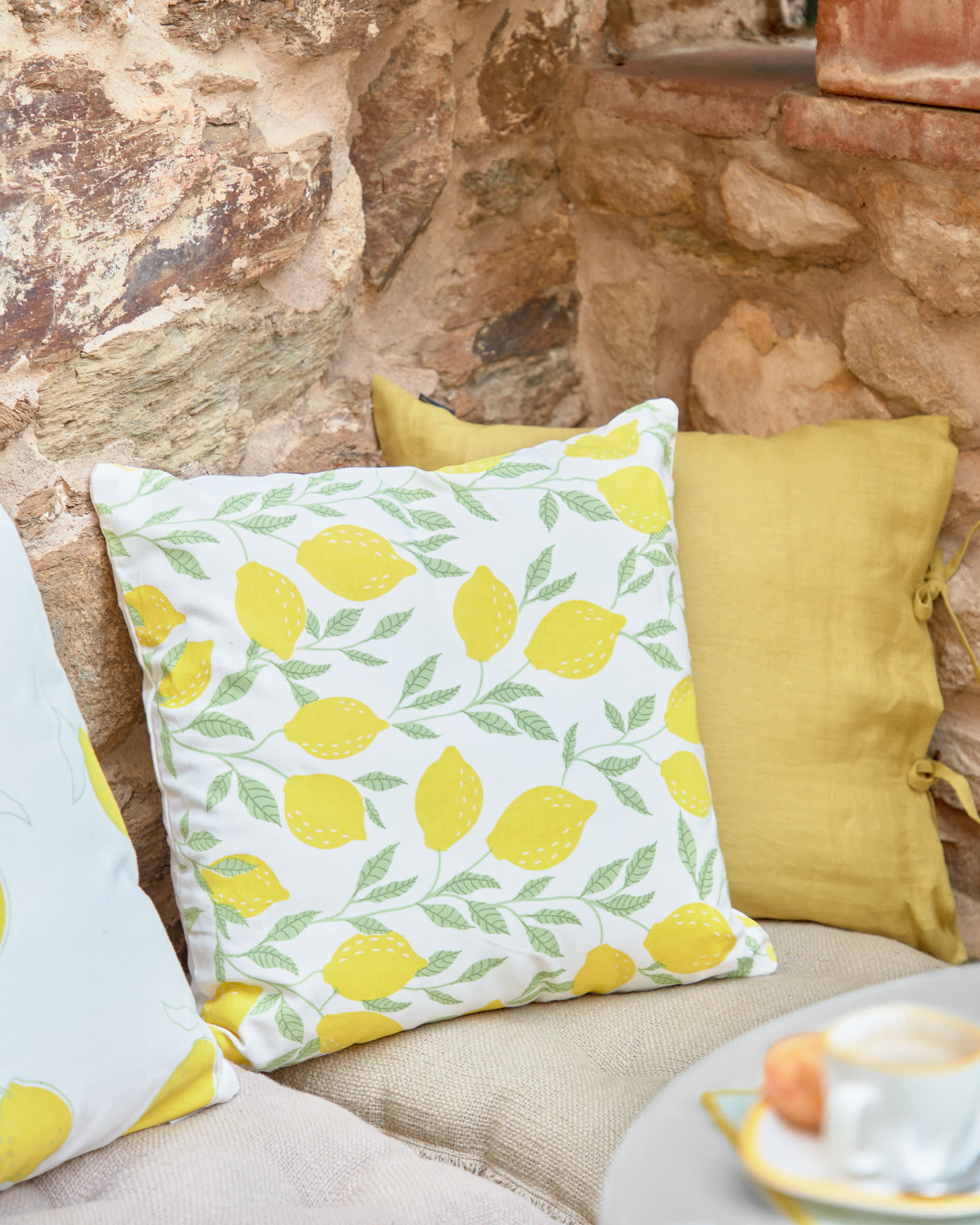 Verleihen Sie Ihrem Raum mit dem stilvollen Silke Kissen in Beige von Kave Home eine elegante Note – pflegeleicht und formstabil!