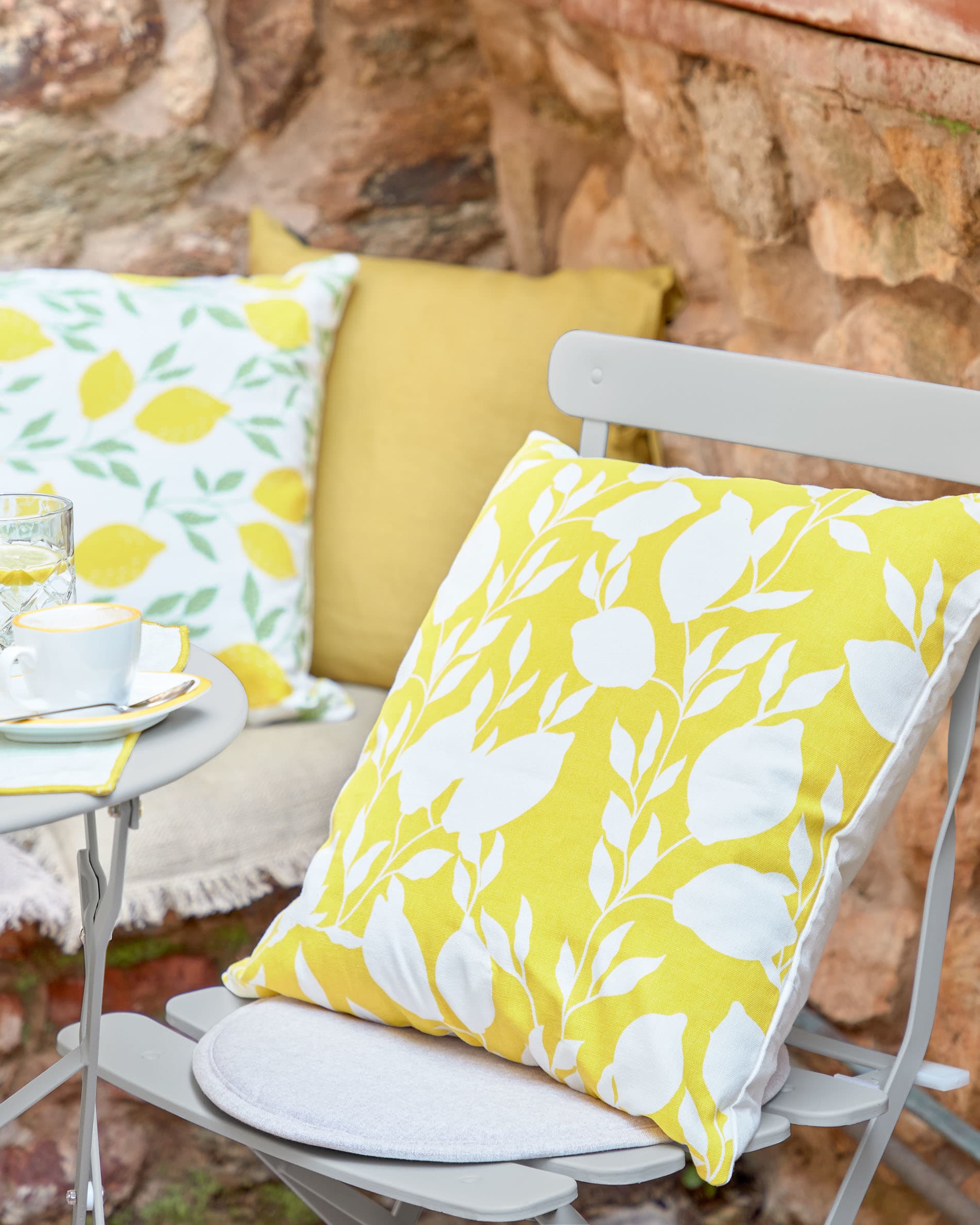 Verleihen Sie Ihrem Raum mit dem stilvollen Silke Kissen in Beige von Kave Home eine elegante Note – pflegeleicht und formstabil!