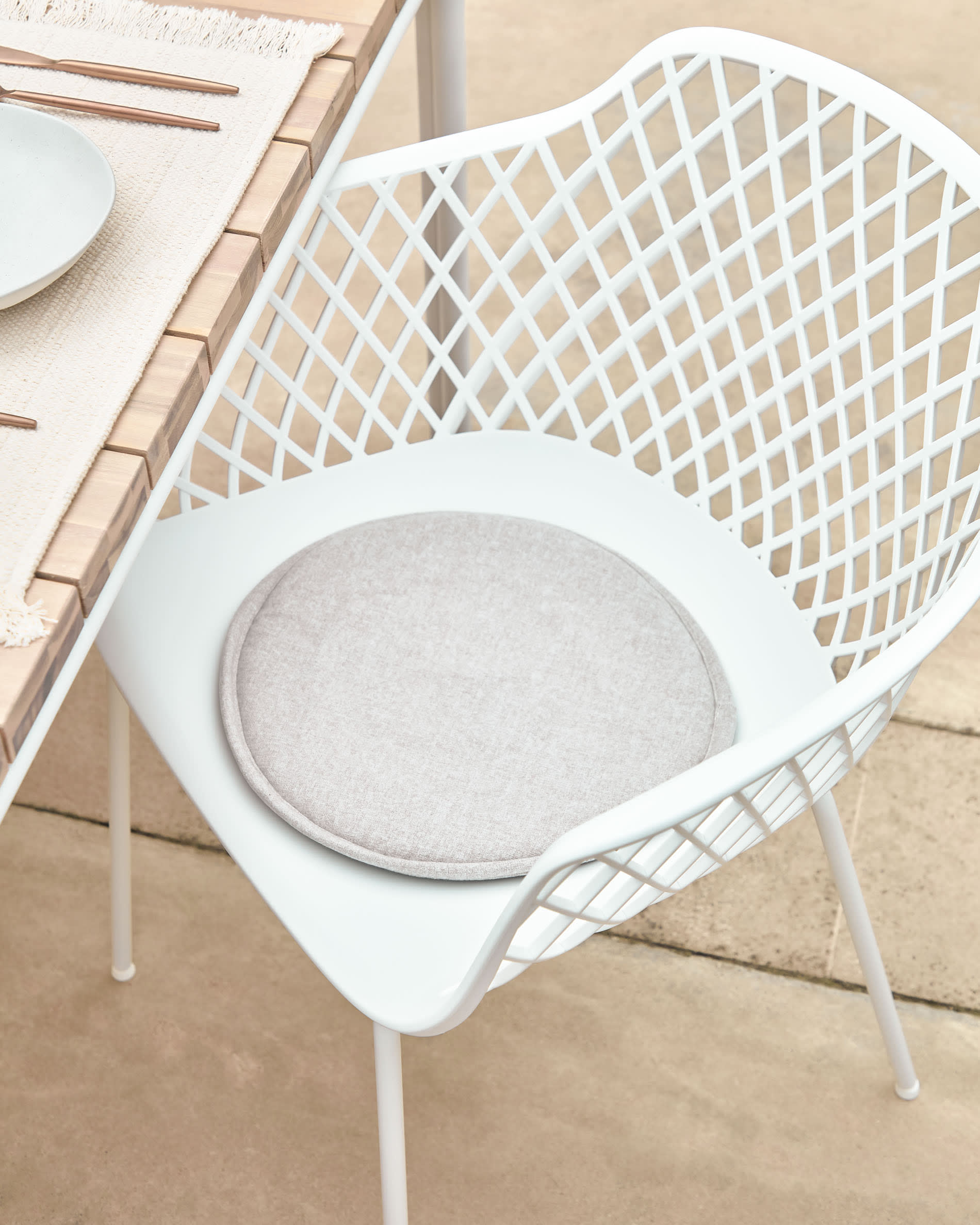 Entdecken Sie das elegante Silke Kissen in Beige von Kave Home – ein stilvolles, pflegeleichtes Accessoire für Ihr Zuhause!