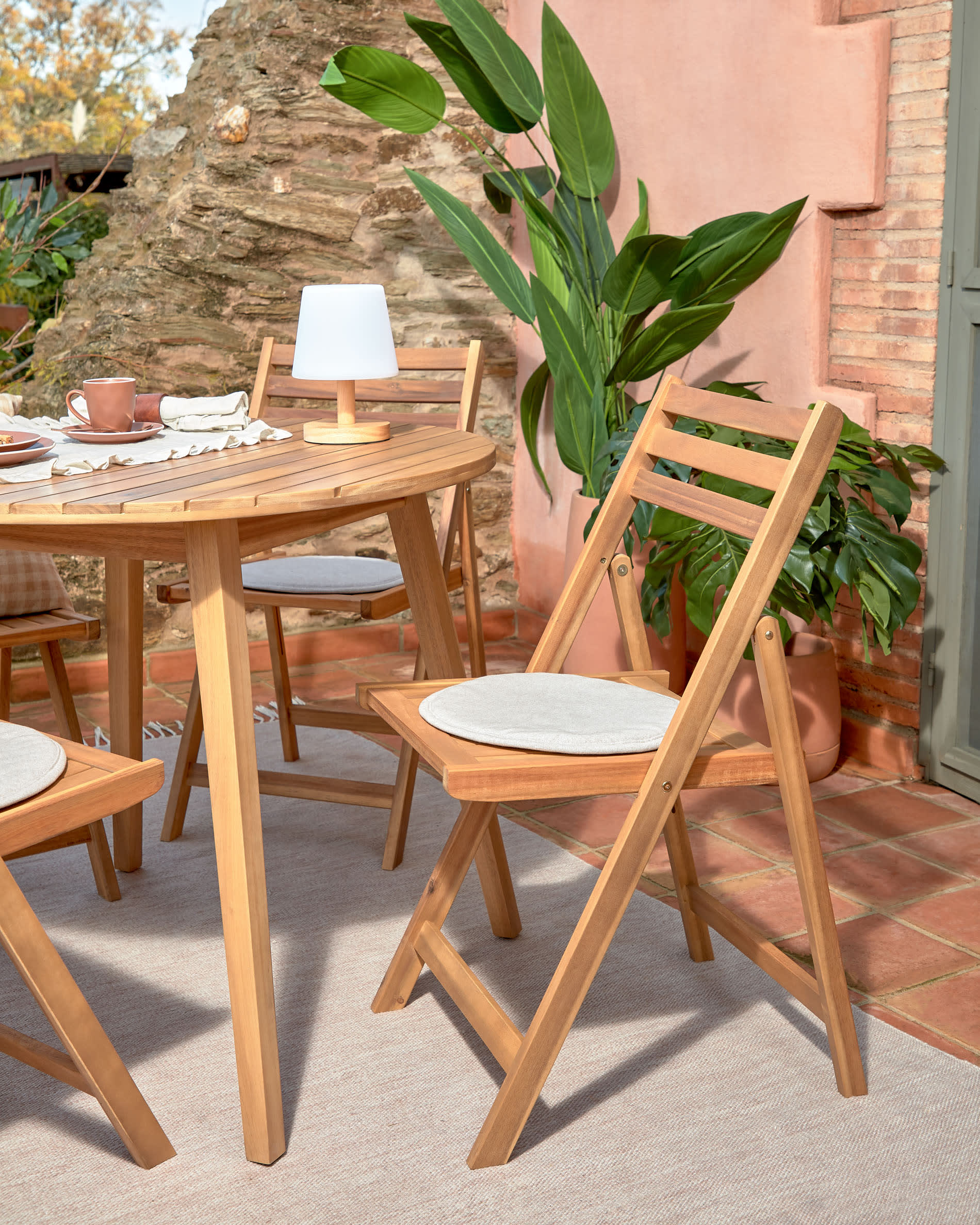 Verleihen Sie Ihrem Raum mit dem stilvollen Silke Kissen in Beige von Kave Home eine elegante Note – pflegeleicht und formstabil!