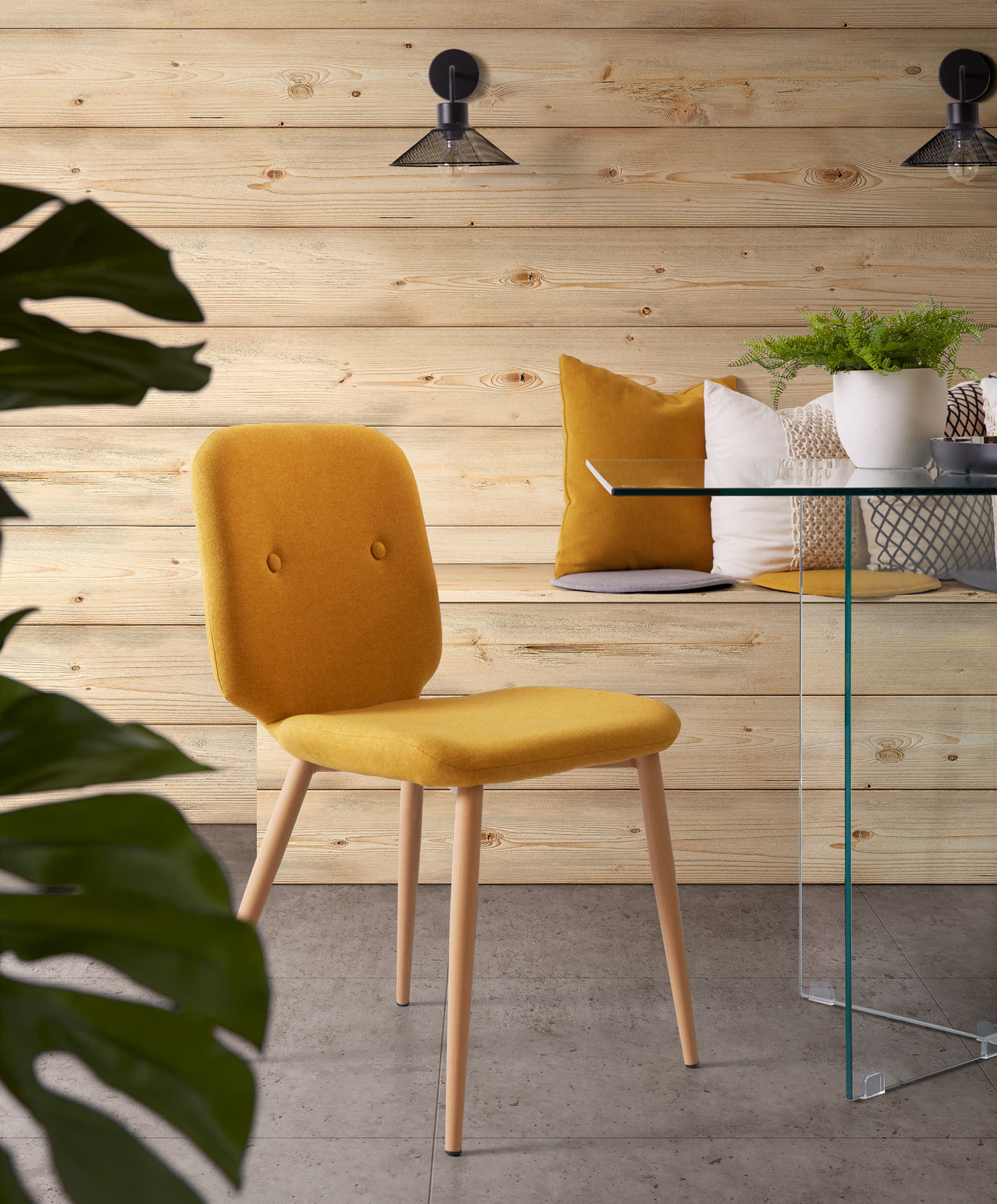 Elegantes Kissen aus feiner Seide in Hellgrau von Kave Home, ideal für ein luxuriöses und gemütliches Wohnambiente.