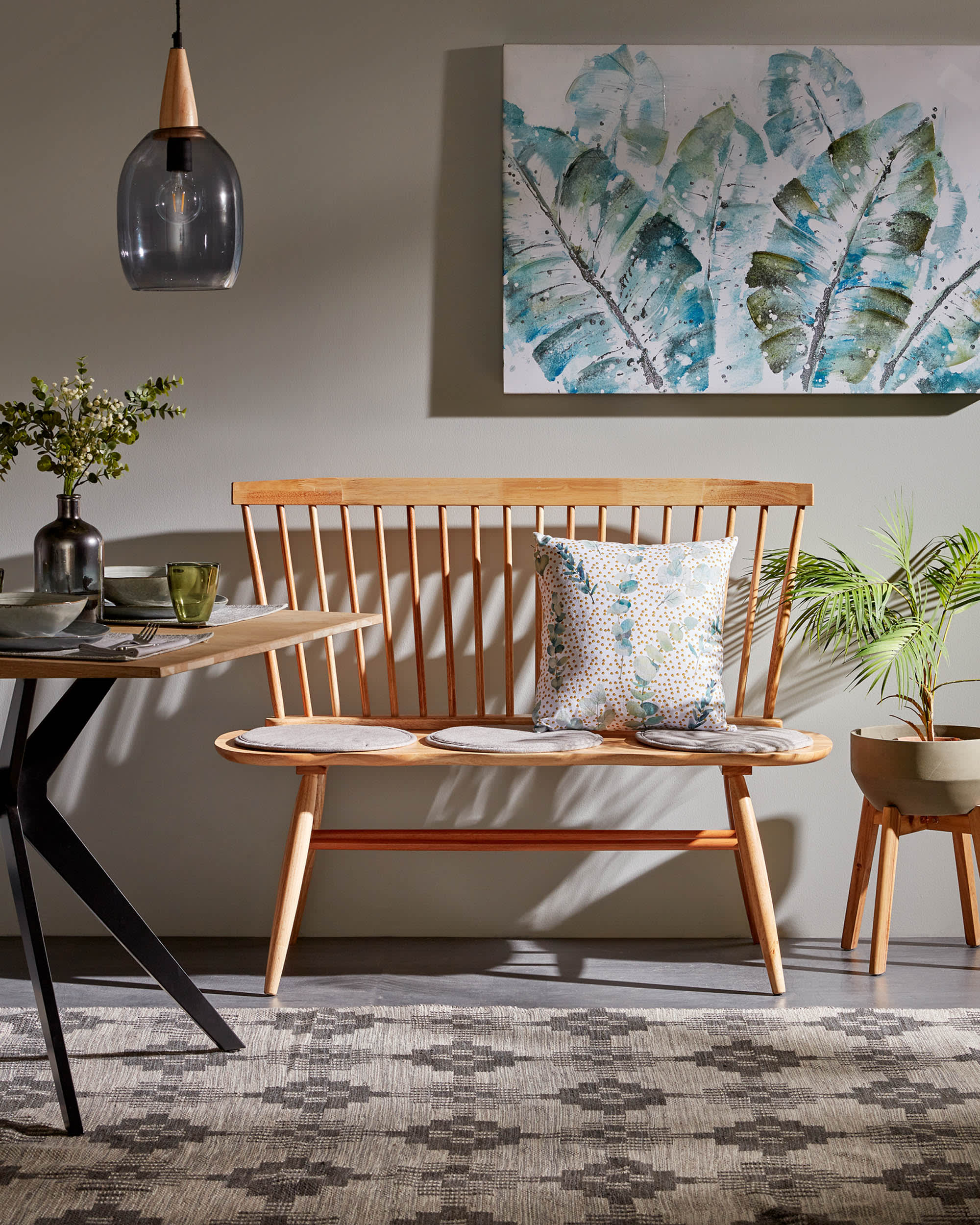 Hochwertiges hellgraues Seidenkissen von Kave Home, perfekt für stilvolle und komfortable Wohnräume.