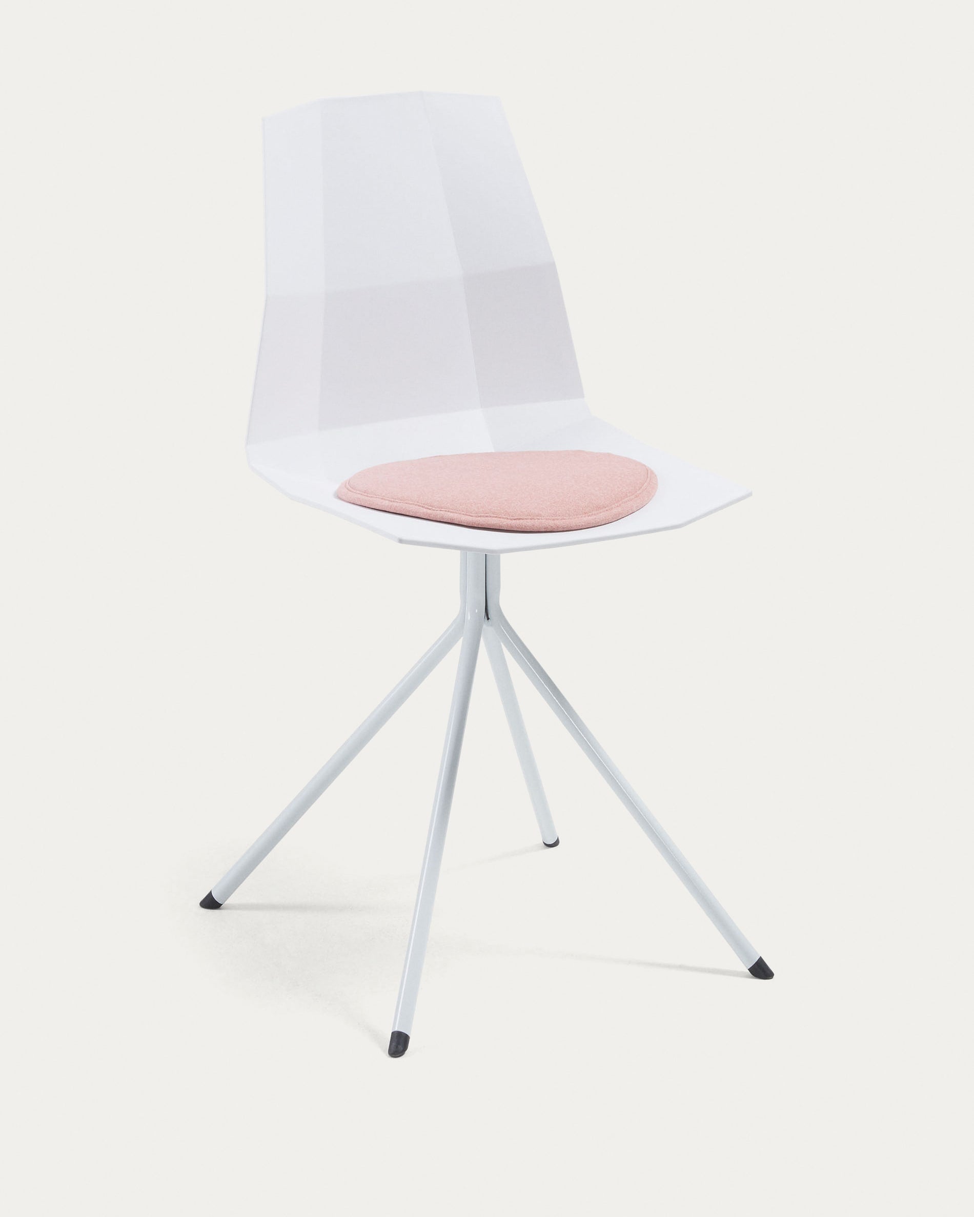 Zartrosa Silke Kissen von Kave Home, elegant und vielseitig, perfekt für stilvolle Akzente in jedem Raum. Pflegeleicht und komfortabel.