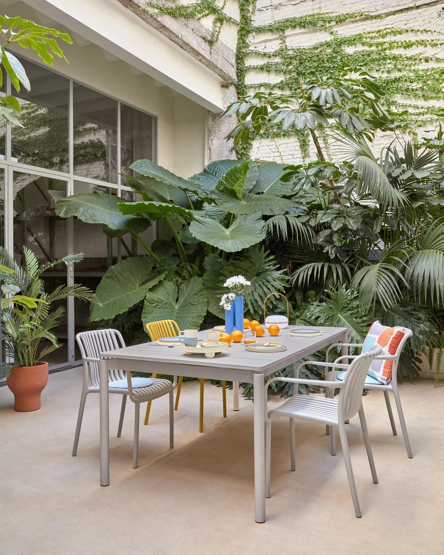 Elegantes Seidenkissen in sanftem Hellblau von Kave Home, perfekt für eine stilvolle und komfortable Wohnatmosphäre.