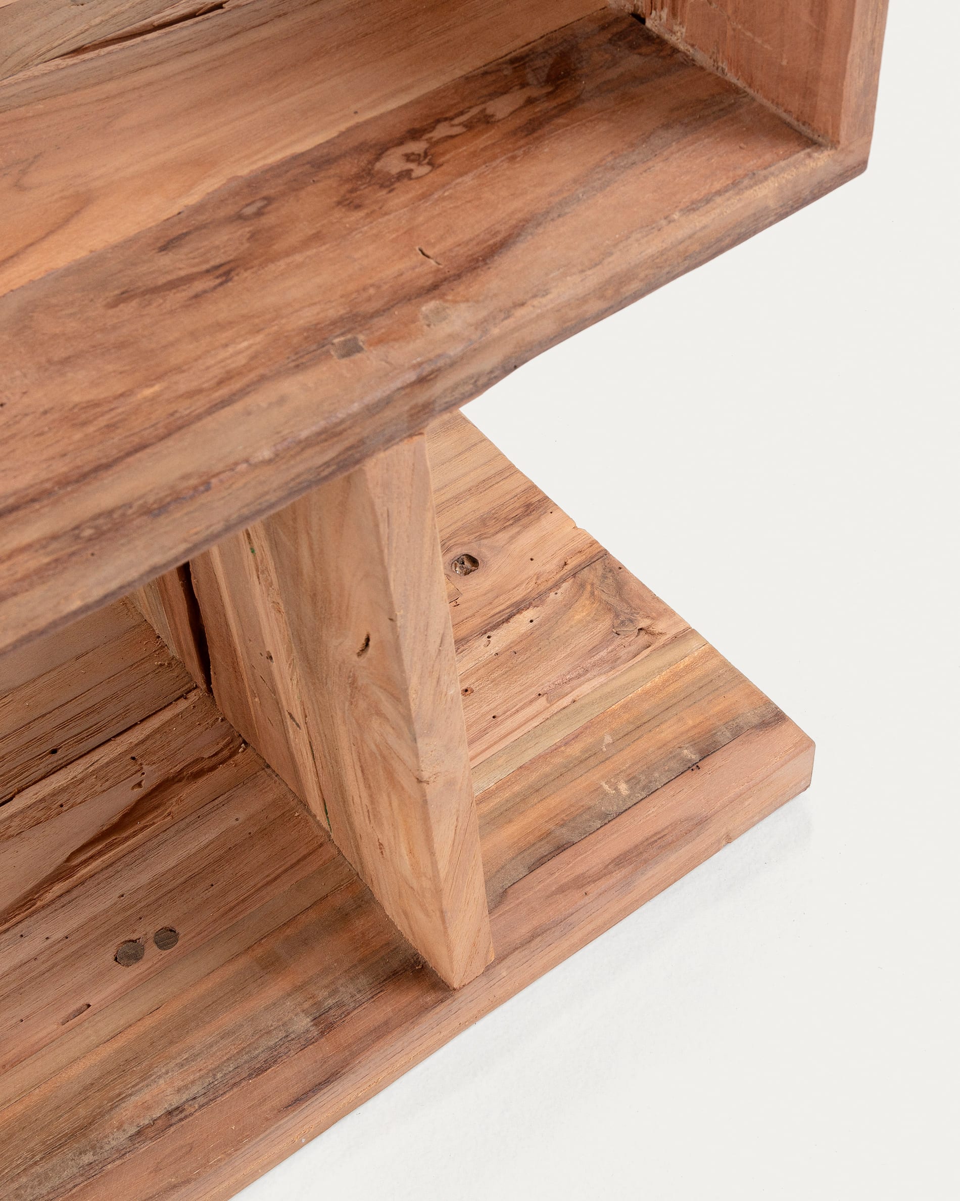 Das Aroba Regal von Kave Home vereint nachhaltige Materialien und elegantes Design. Ideal für Bücher und Deko, bringt es Wärme in Ihr Zuhause.