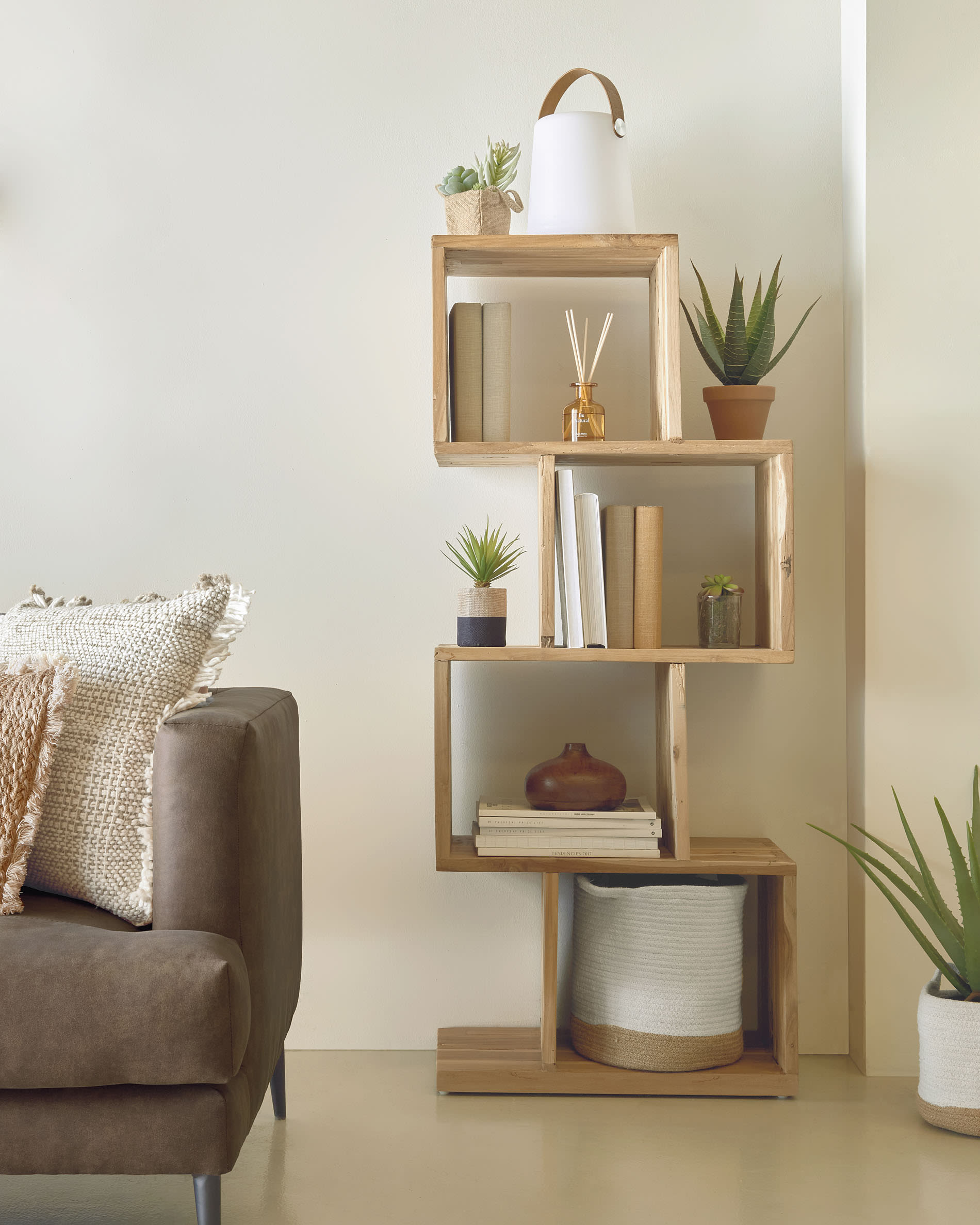 Das Aroba Regal aus recyceltem Teakholz (55x132 cm) bietet nachhaltiges Design und vielseitige Aufbewahrungsmöglichkeiten.