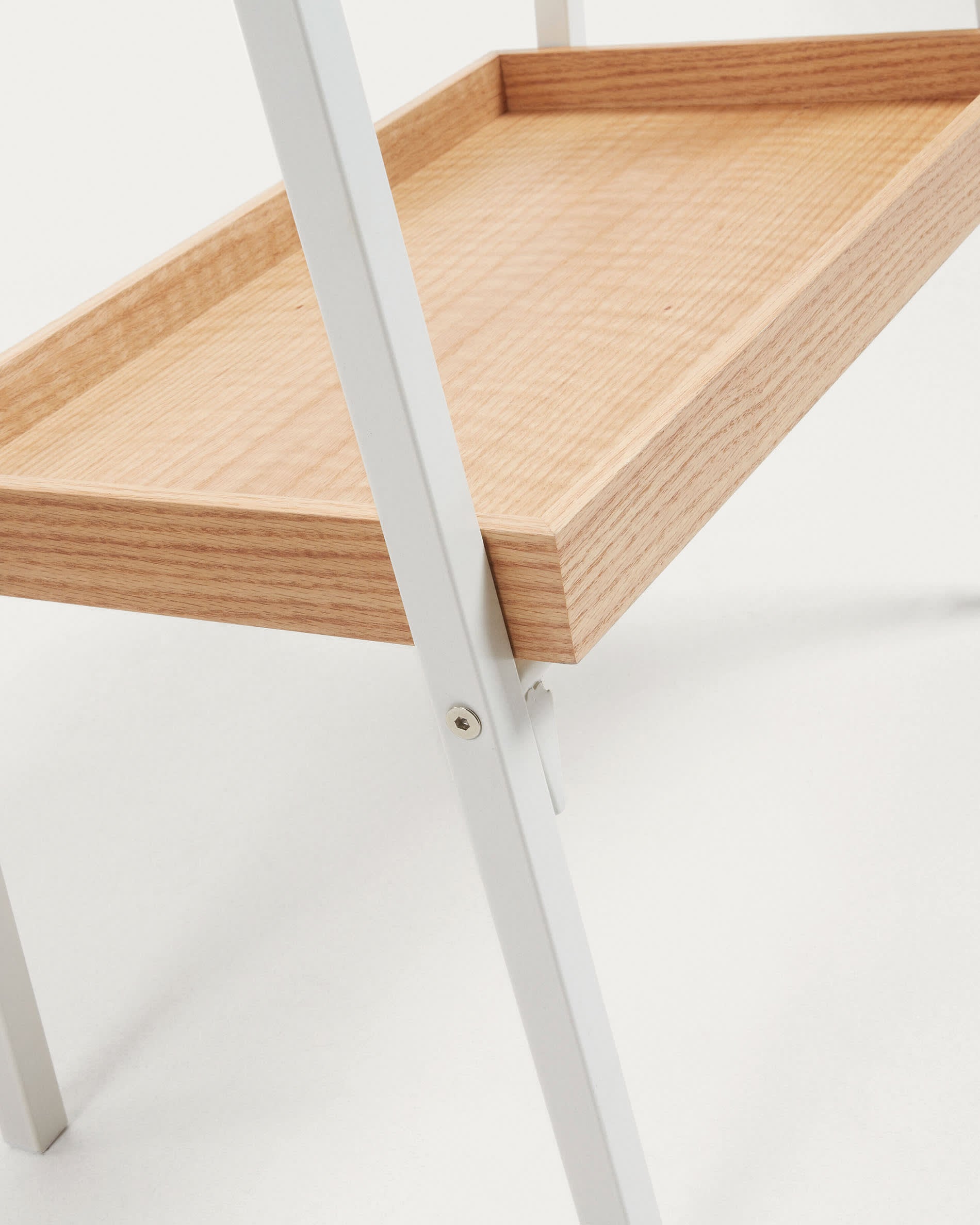 Die Benny Garderobe von Kave Home bietet stilvolle Aufbewahrung mit robustem Metallrahmen und Eichenfurnier für jeden Raum.