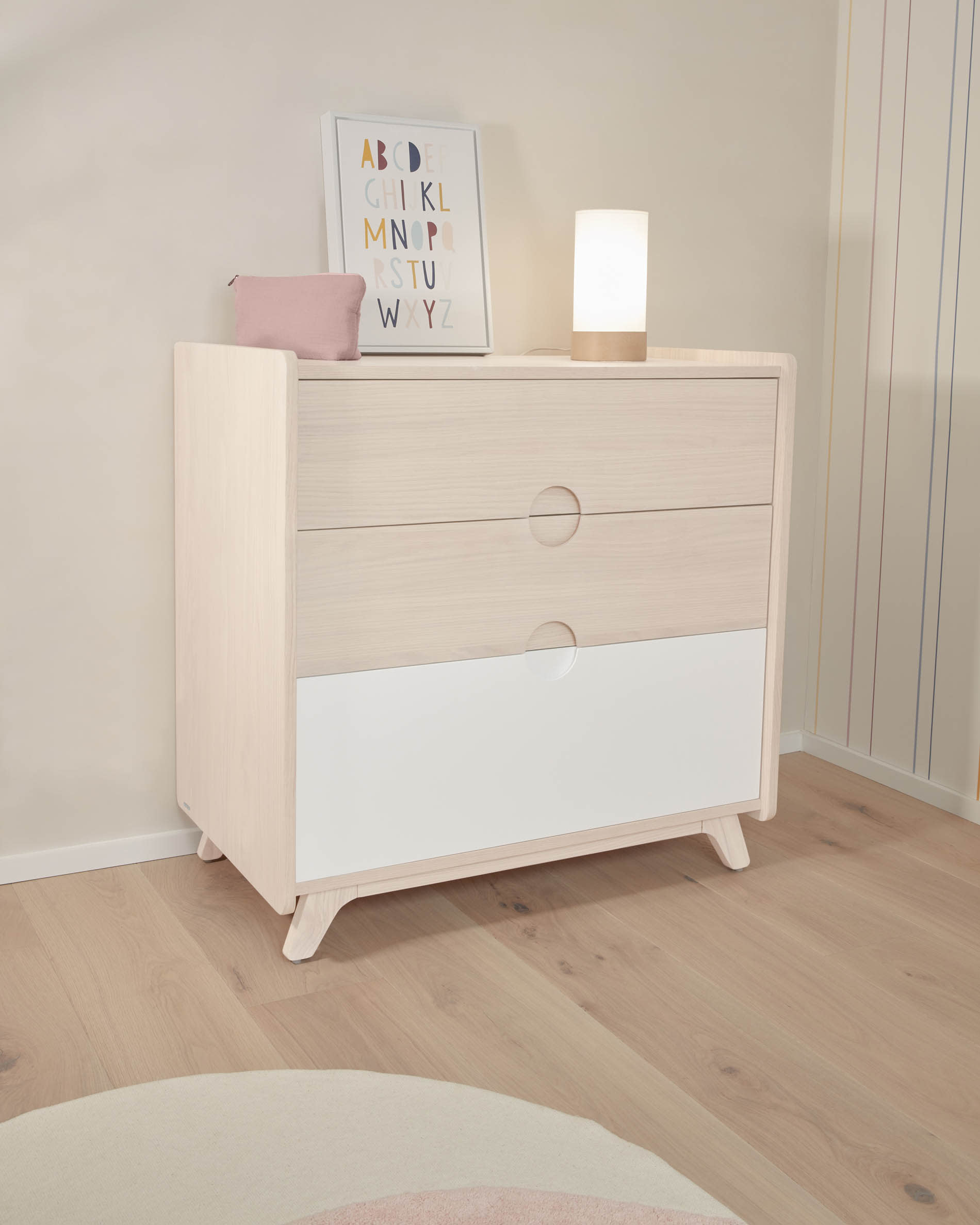 Die Slat Tischlampe von Kave Home kombiniert modernes Design mit Funktionalität und ist perfekt für stilvolle Wohnräume.