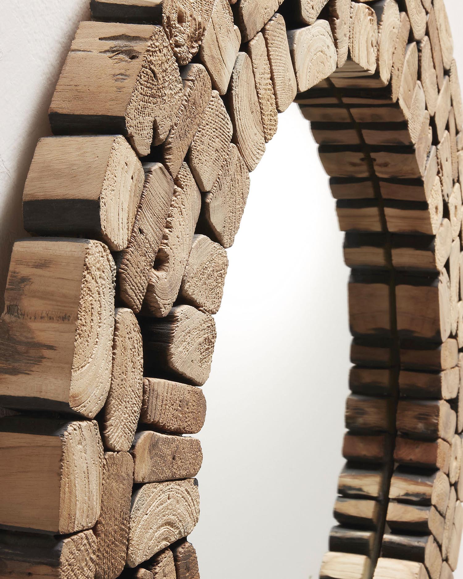 Der Eliptic Spiegel von Kave Home vereint stilvolle Eleganz und Funktionalität. Handgefertigt aus Teakholz, bringt er Wärme und Raffinesse in jeden Raum.