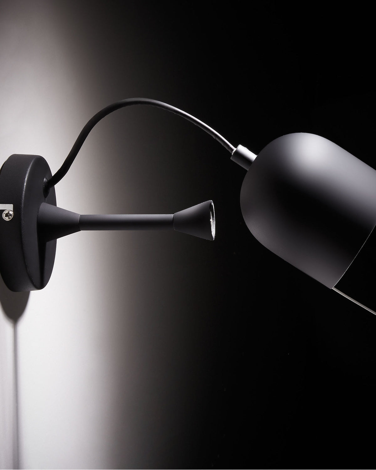Lucilla Wandleuchte, schwarz in Schwarz präsentiert im Onlineshop von KAQTU Design AG. Wandleuchte ist von Kave Home