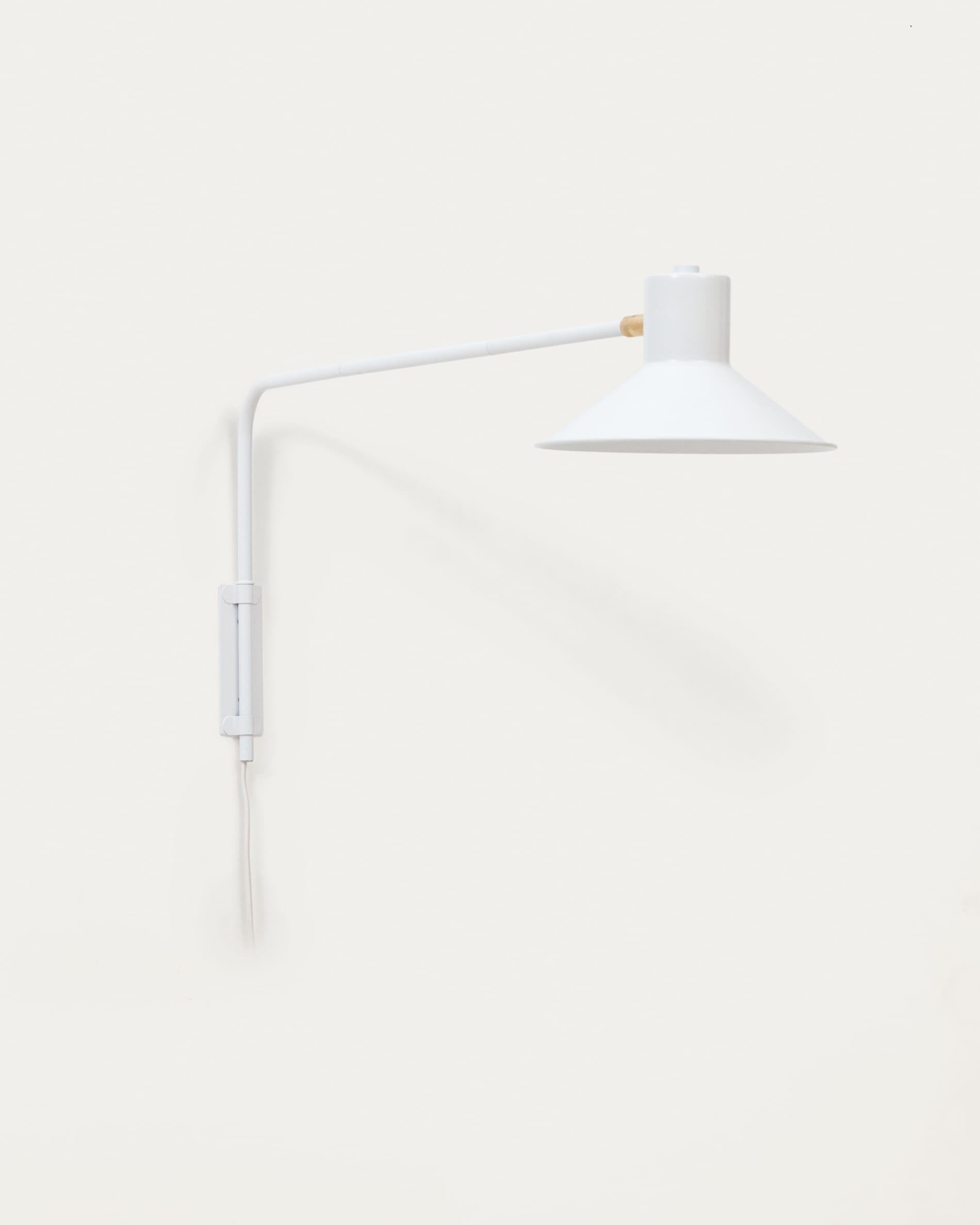 Elegante Aria Wandleuchte aus weissem Stahl mit Messingdetails, ideal für stilvolle und funktionale Beleuchtung.