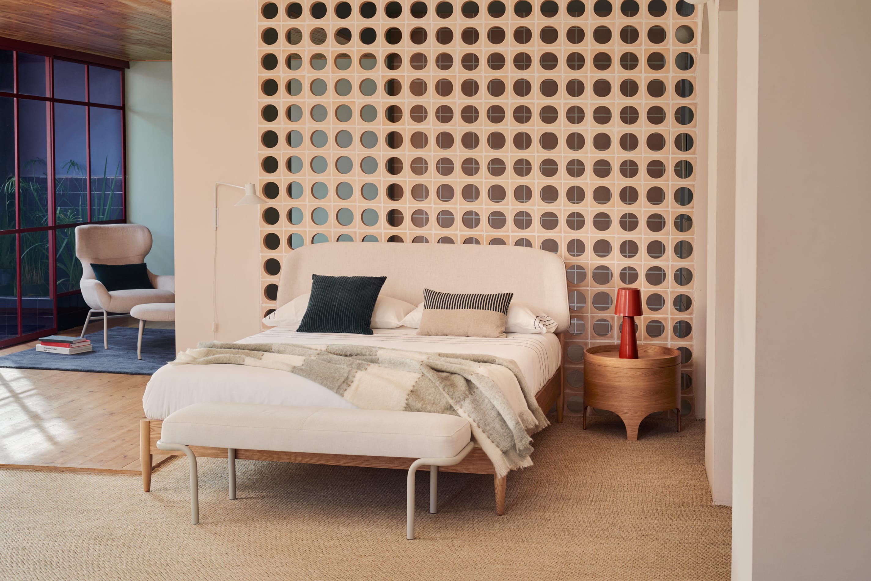 Die Aria Wandleuchte aus Stahl mit weissem Finish von Kave Home vereint modernes Design und Funktionalität für stilvolle Beleuchtung.