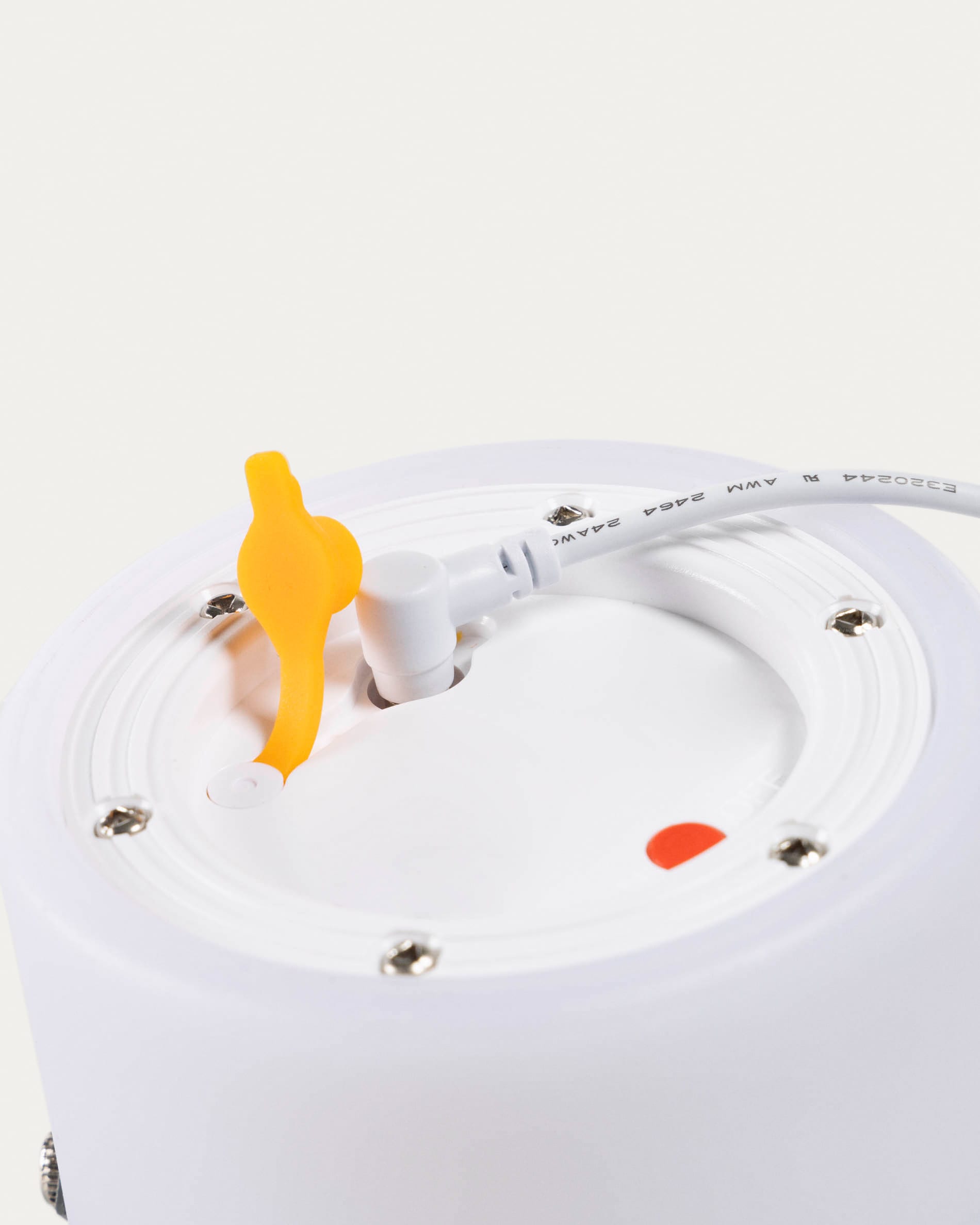 Elegante Mini-LED-Tischlampe aus widerstandsfähigem blauem Polyethylen. Ideal für vielseitige Beleuchtung und moderne Wohnakzente.