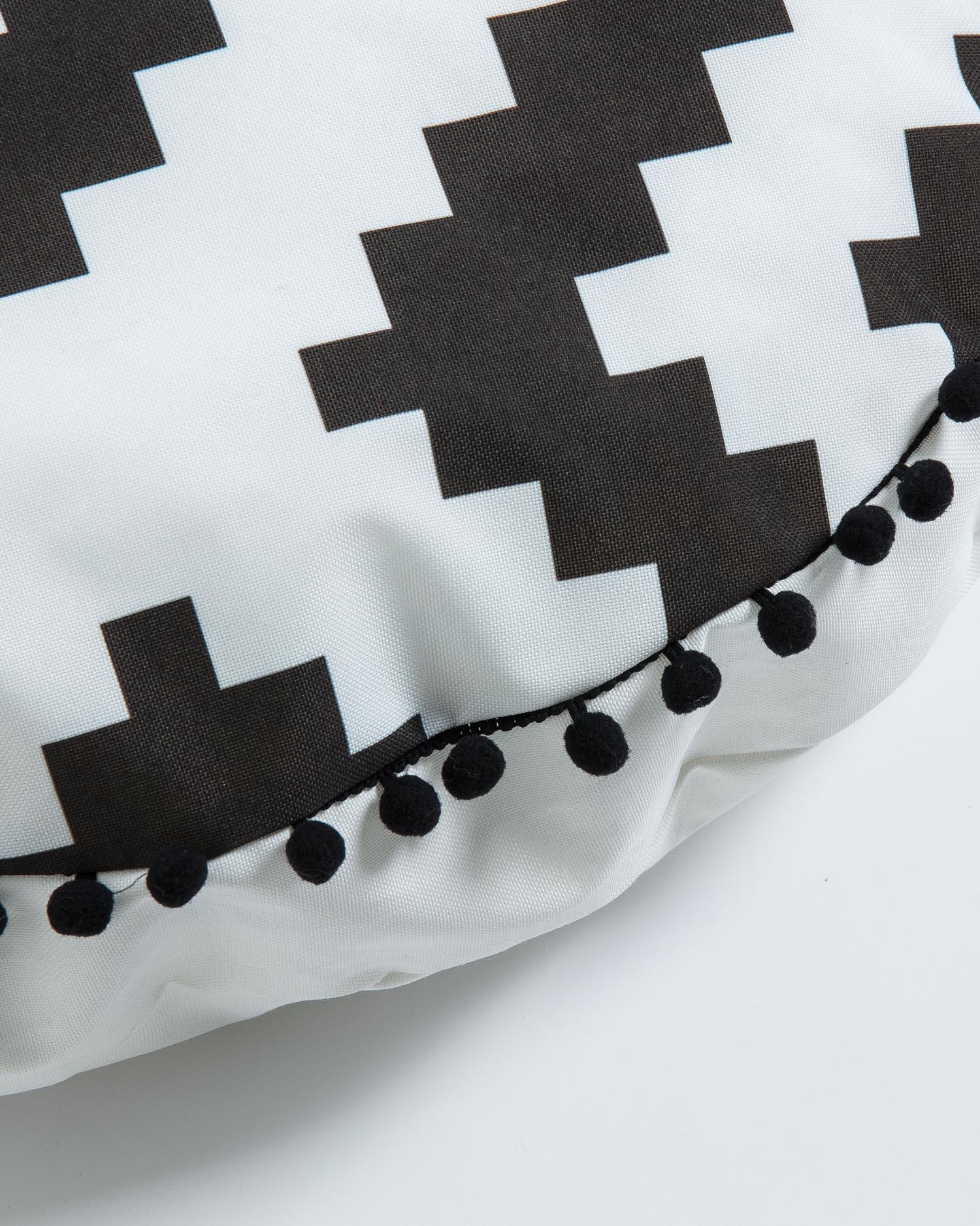 Entdecken Sie den Ethnie Pouf Ø 60 cm von Kave Home – ein elegantes, vielseitiges Möbelstück aus robustem Kunststoff, das in jedem Raum für Komfort sorgt.