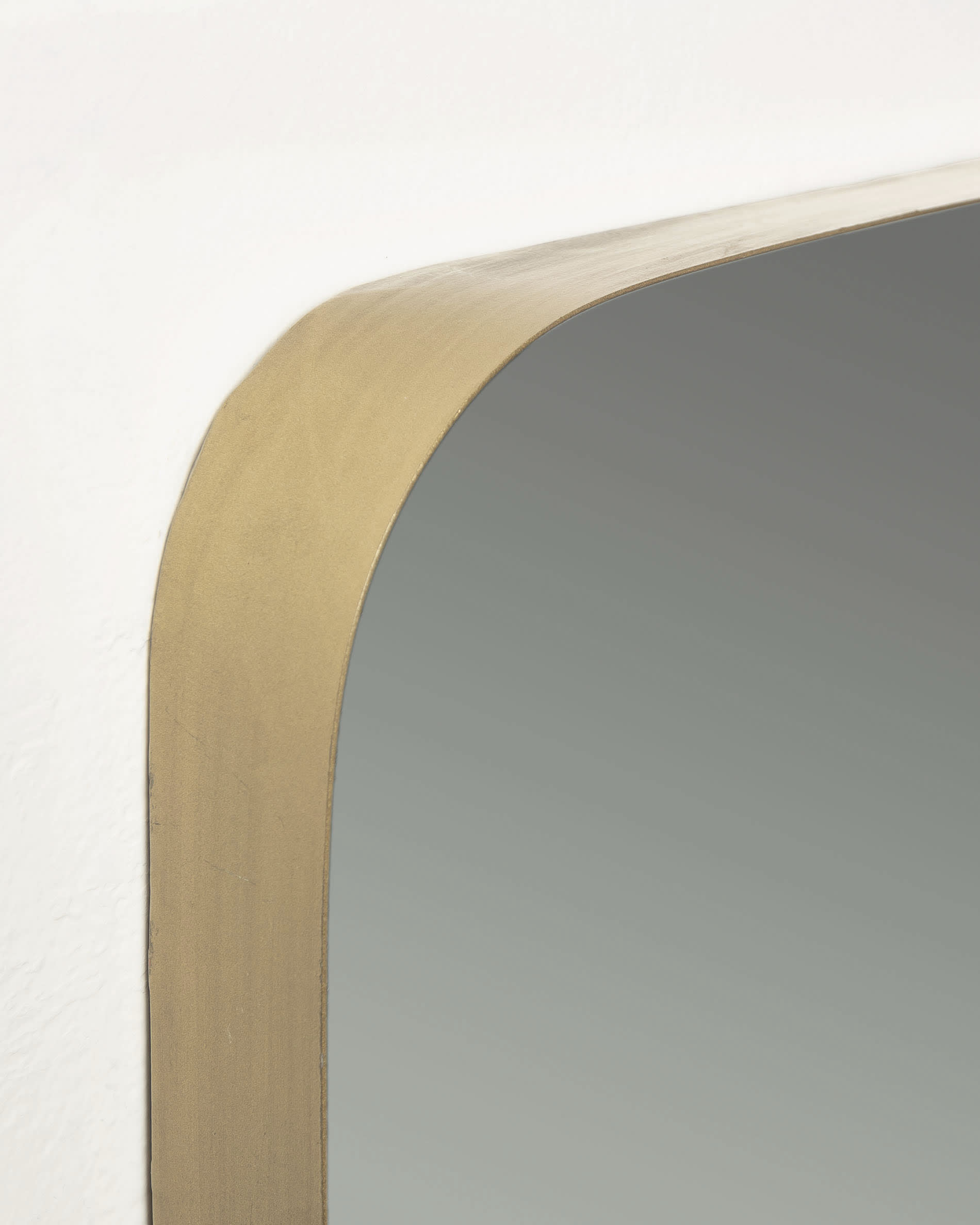 Eleganter Marco Spiegel 60 x 60 cm in Gold von Kave Home, ideal für kleine Räume und Galeriewände, vereint Funktionalität und Stil.