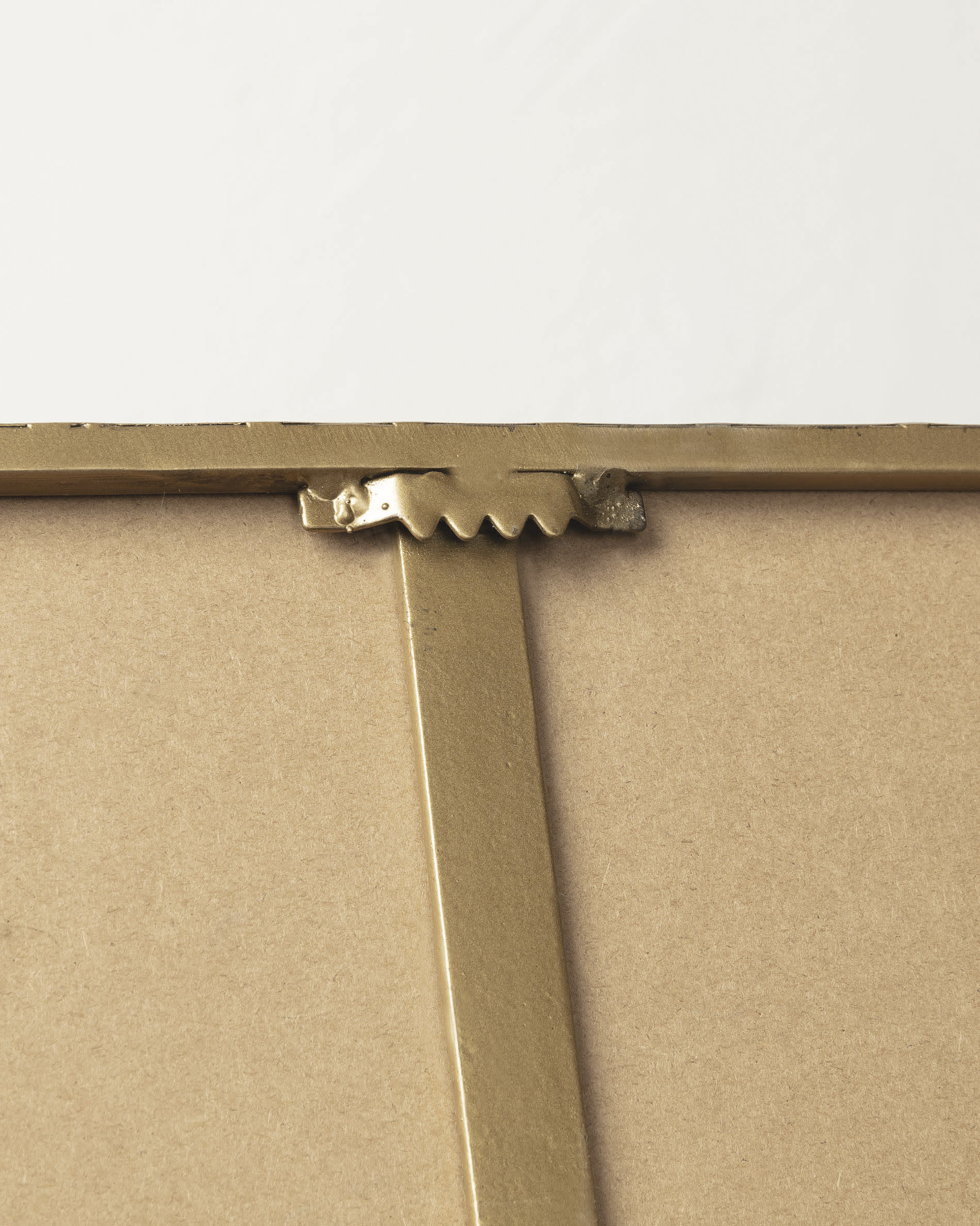 Stilvoller Marco Spiegel 60 x 60 cm in edlem Gold von Kave Home, perfektes Accessoire für jeden Raum, das Eleganz und Lichtreflexion vereint.